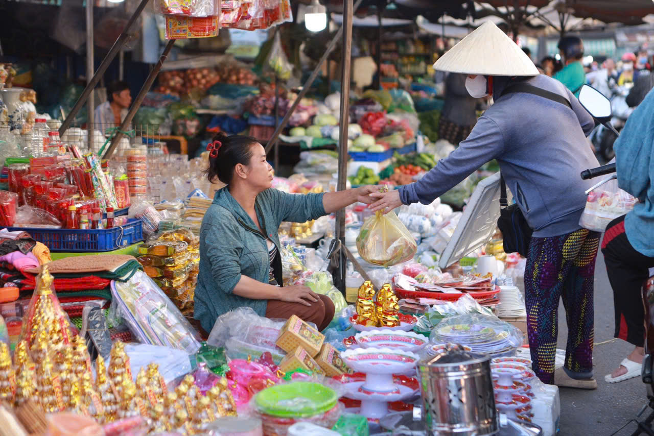 Chợ 29 tết tấp nập người mua sắm , nấm tăng giá gấp đôi - Ảnh 10. Chợ 29 tết tấp nập người mua sắm , nấm tăng giá gấp đôi - Ảnh 10.