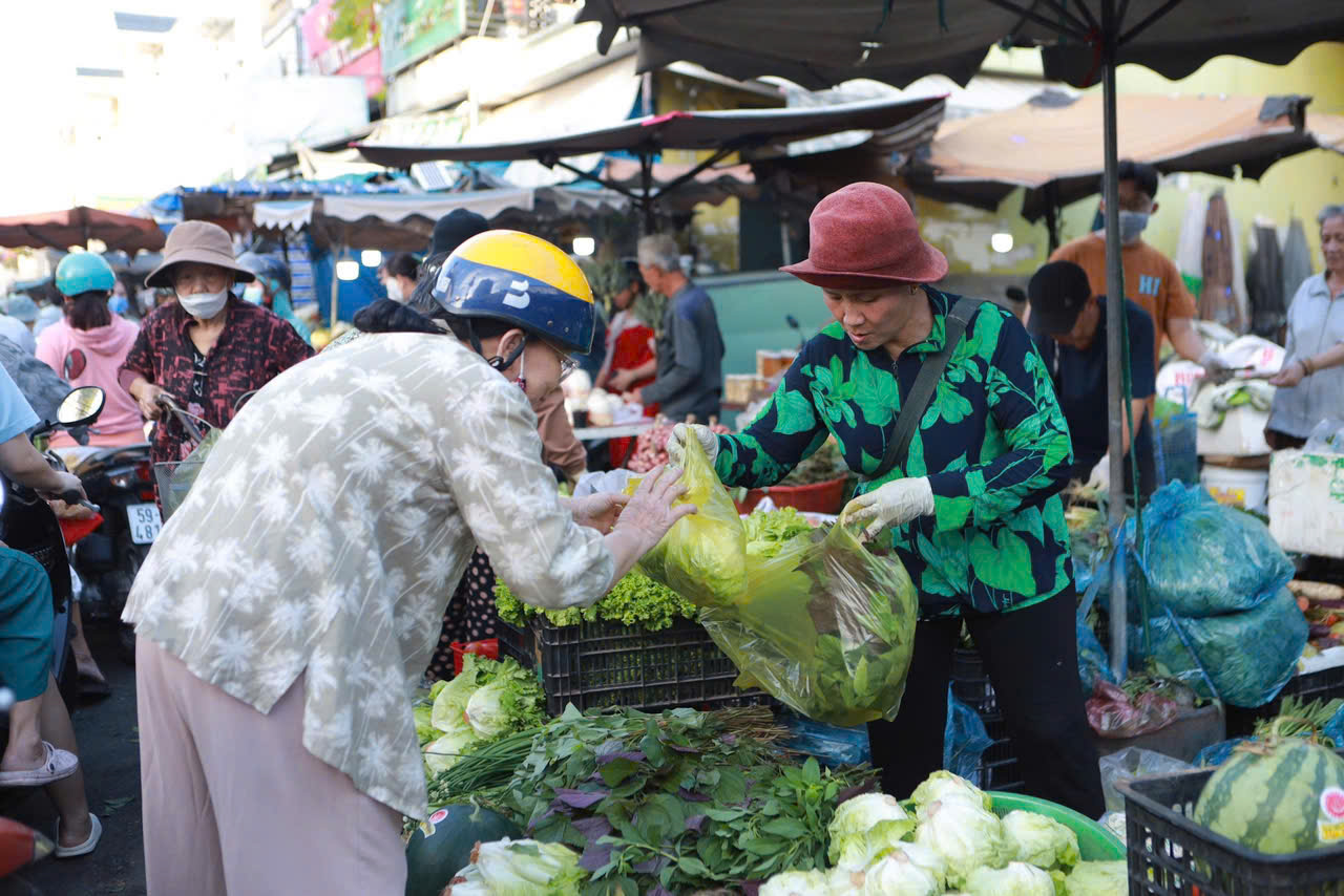 Chợ 29 tết tấp nập người mua sắm , nấm tăng giá gấp đôi - Ảnh 2. Chợ 29 tết tấp nập người mua sắm , nấm tăng giá gấp đôi - Ảnh 2.