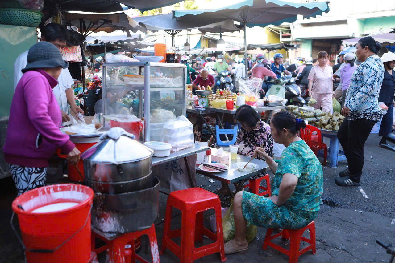 Chợ 29 tết tấp nập người mua sắm , nấm tăng giá gấp đôi - Ảnh 9. Chợ 29 tết tấp nập người mua sắm , nấm tăng giá gấp đôi - Ảnh 9.