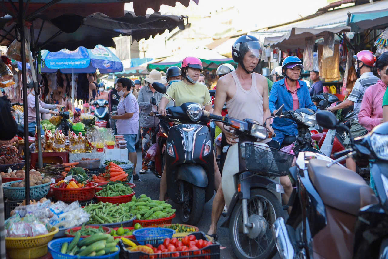 Chợ 29 tết tấp nập người mua sắm , nấm tăng giá gấp đôi - Ảnh 1. Chợ 29 tết tấp nập người mua sắm , nấm tăng giá gấp đôi - Ảnh 1.