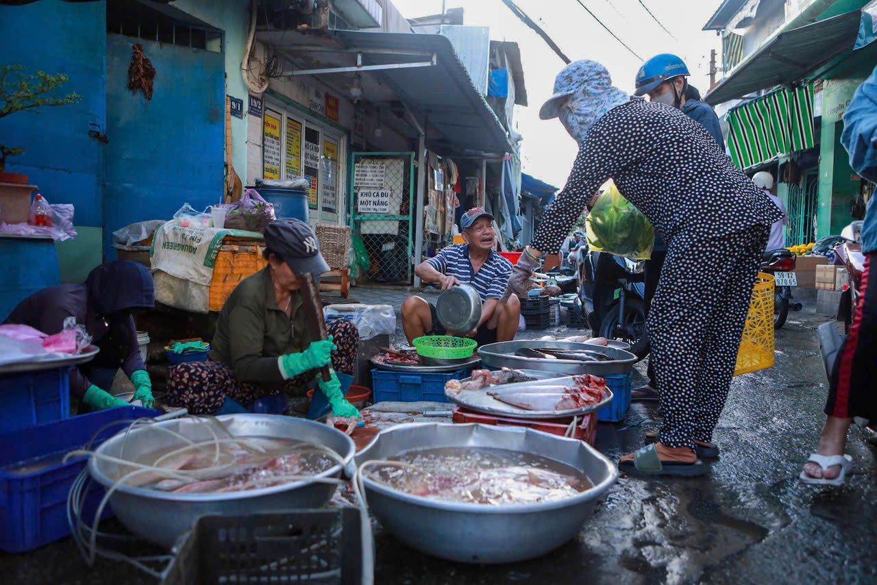 Chợ 29 tết tấp nập người mua sắm , nấm tăng giá gấp đôi - Ảnh 8. Chợ 29 tết tấp nập người mua sắm , nấm tăng giá gấp đôi - Ảnh 8.