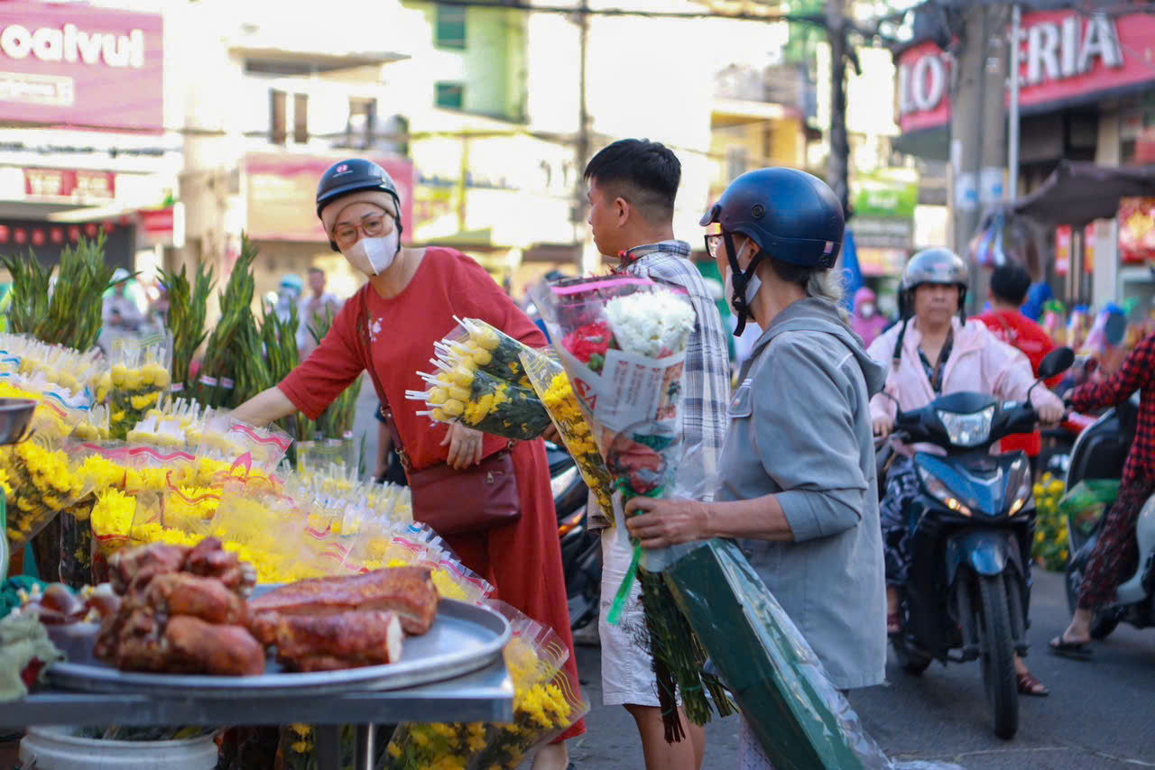 Chợ 29 tết tấp nập người mua sắm , nấm tăng giá gấp đôi - Ảnh 6. Chợ 29 tết tấp nập người mua sắm , nấm tăng giá gấp đôi - Ảnh 6.