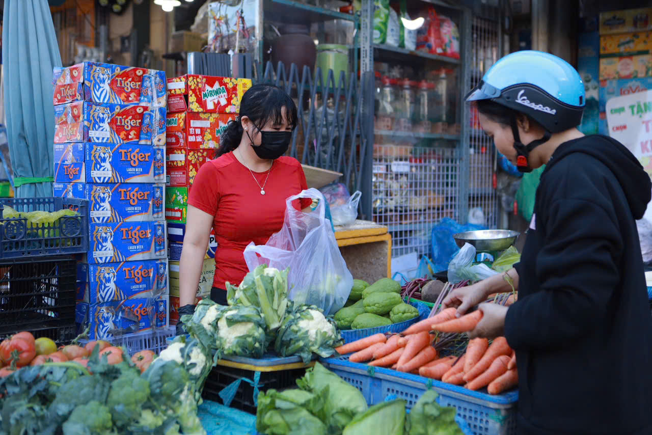 Chợ 29 tết tấp nập người mua sắm , nấm tăng giá gấp đôi - Ảnh 4. Chợ 29 tết tấp nập người mua sắm , nấm tăng giá gấp đôi - Ảnh 4.