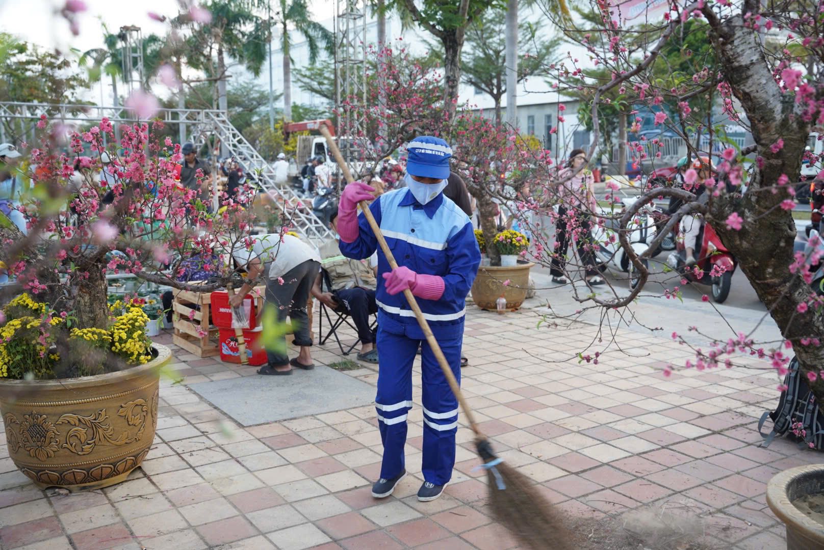 C&ocirc;ng nh&acirc;n m&ocirc;i trường lặng lẽ dọn r&aacute;c trước giao thừa: 'Thấy phố sạch, ch&uacute;ng t&ocirc;i ấm l&ograve;ng'- Ảnh 5.