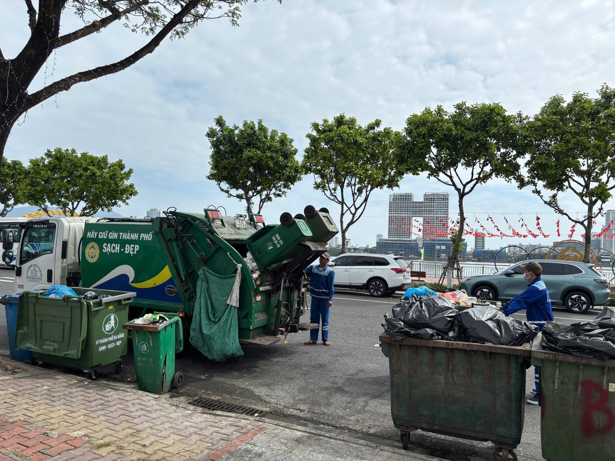 C&ocirc;ng nh&acirc;n m&ocirc;i trường lặng lẽ dọn r&aacute;c trước giao thừa: 'Thấy phố sạch, ch&uacute;ng t&ocirc;i ấm l&ograve;ng'- Ảnh 4.