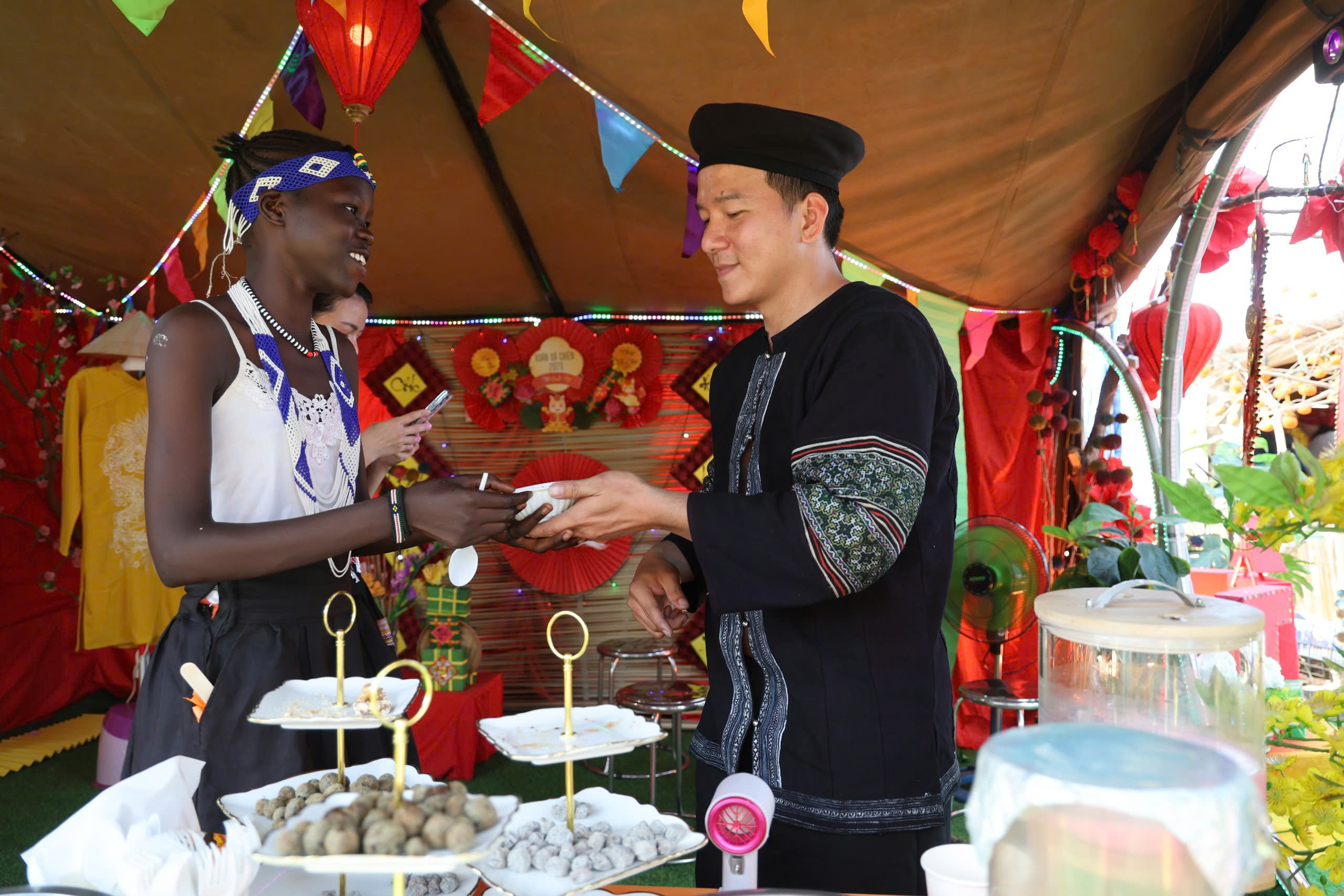 Tết Việt giữa châu Phi khiến bạn bè quốc tế mê bánh chưng, thích hoa đào- Ảnh 18.