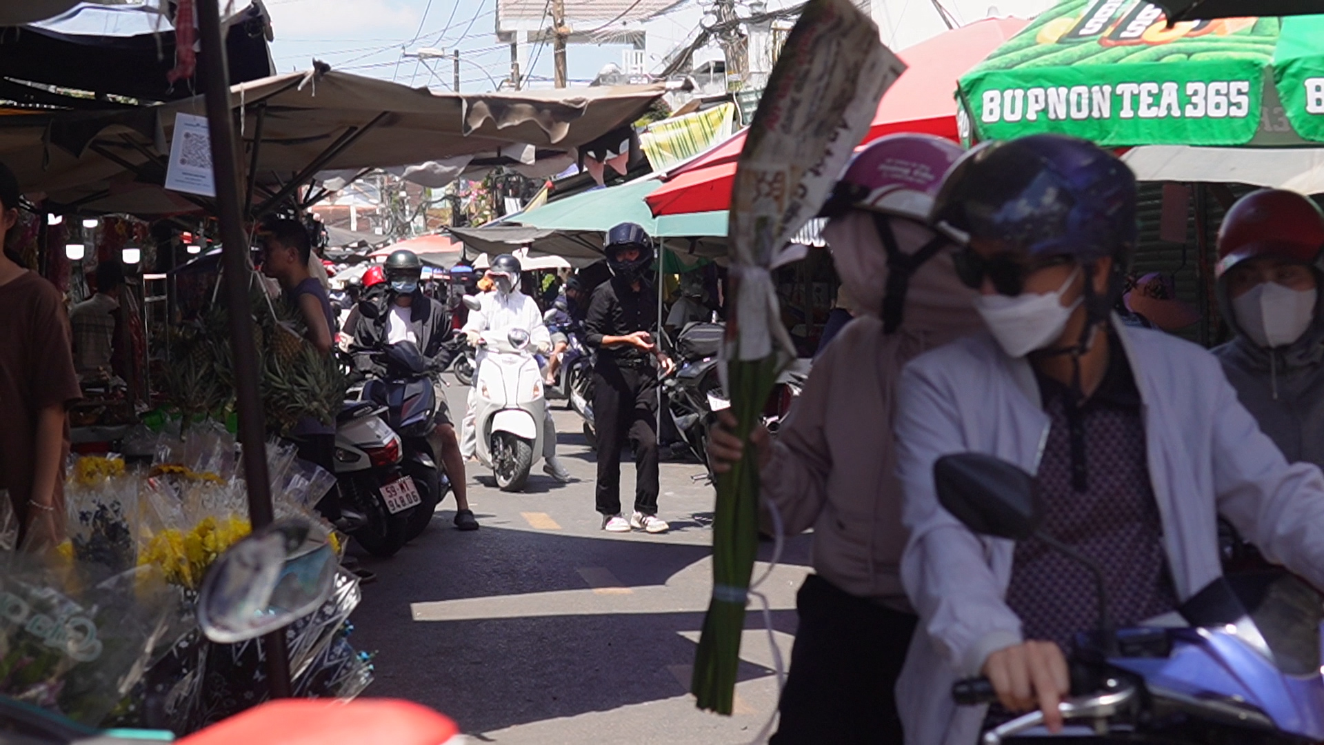 Chợ tết TP.HCM 2 nửa buồn vui trước giờ giao thừa: Mong b&aacute;n hết sớm dọn h&agrave;ng nghỉ ngơi - Ảnh 1.