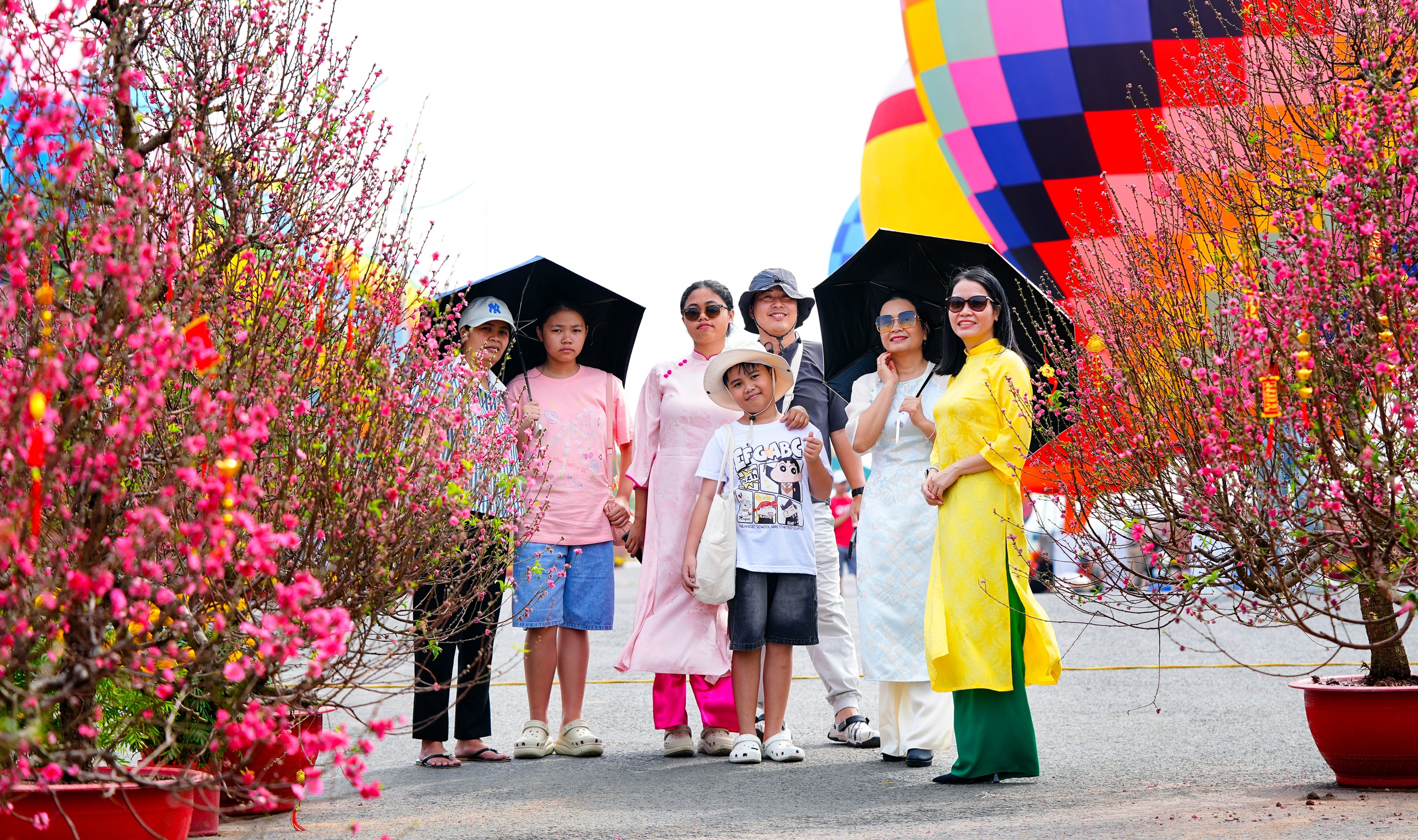 Đường hoa mai - đào lớn nhất miền Nam tại Cần Giờ nở rộ, check-in là 'auto' choáng ngợp- Ảnh 11. Đường hoa mai - đào lớn nhất miền Nam tại Cần Giờ nở rộ, check-in là 'auto' choáng ngợp- Ảnh 11.