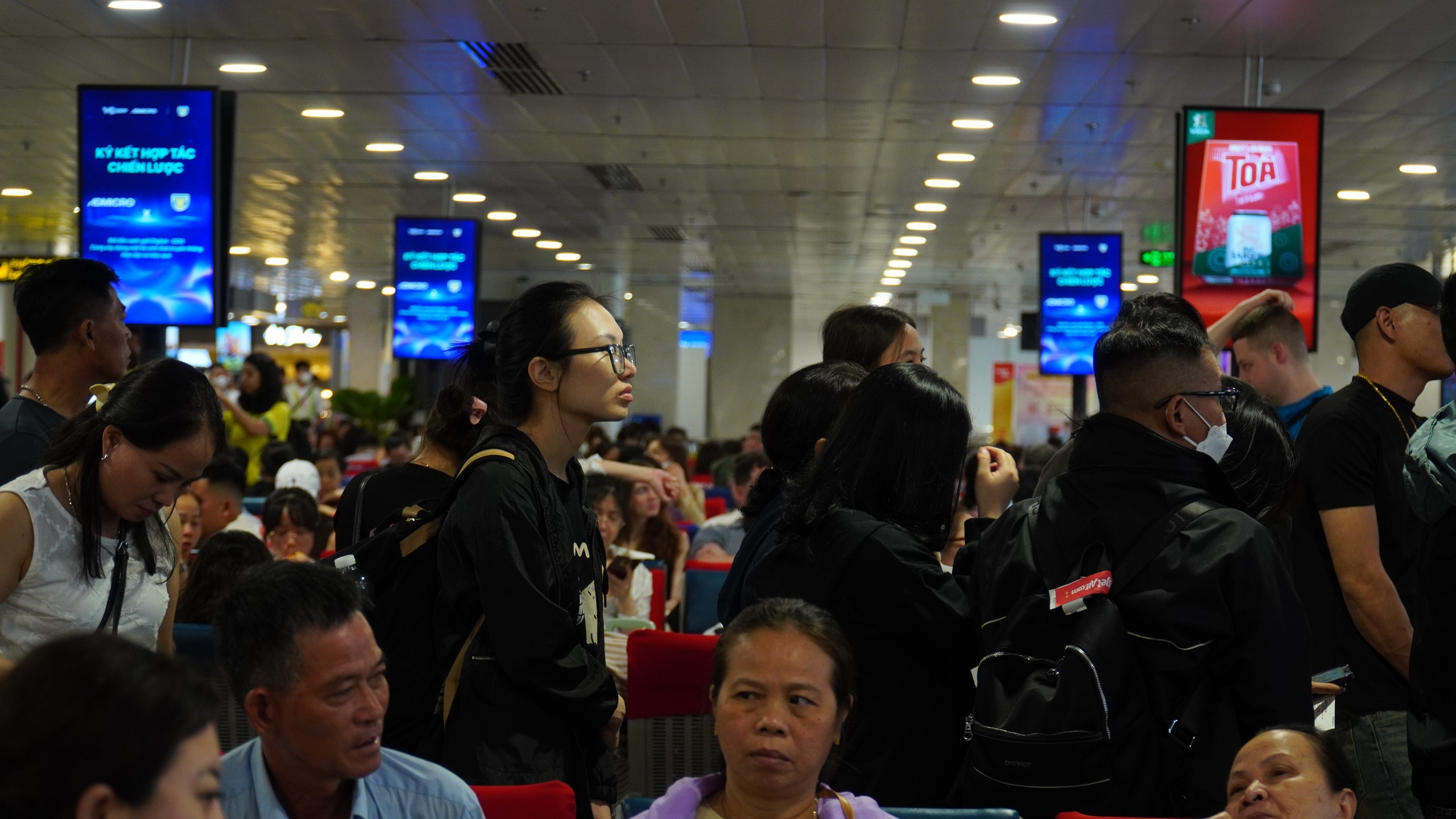 Tân Sơn Nhất bớt đông đúc ngày 29 tết: Chờ chuyến bay cuối về nhà đoàn viên - Ảnh 1. Tân Sơn Nhất bớt đông đúc ngày 29 tết: Chờ chuyến bay cuối về nhà đoàn viên - Ảnh 1.