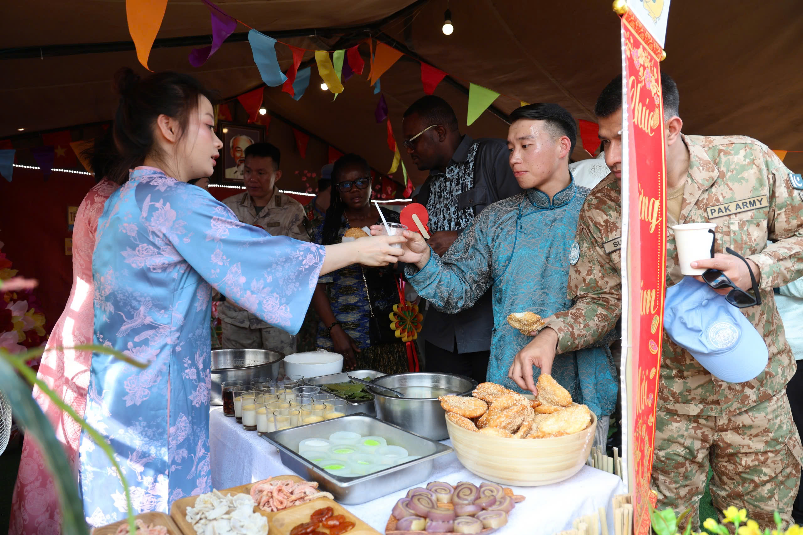 Tết Việt giữa châu Phi khiến bạn bè quốc tế mê bánh chưng, thích hoa đào- Ảnh 19.