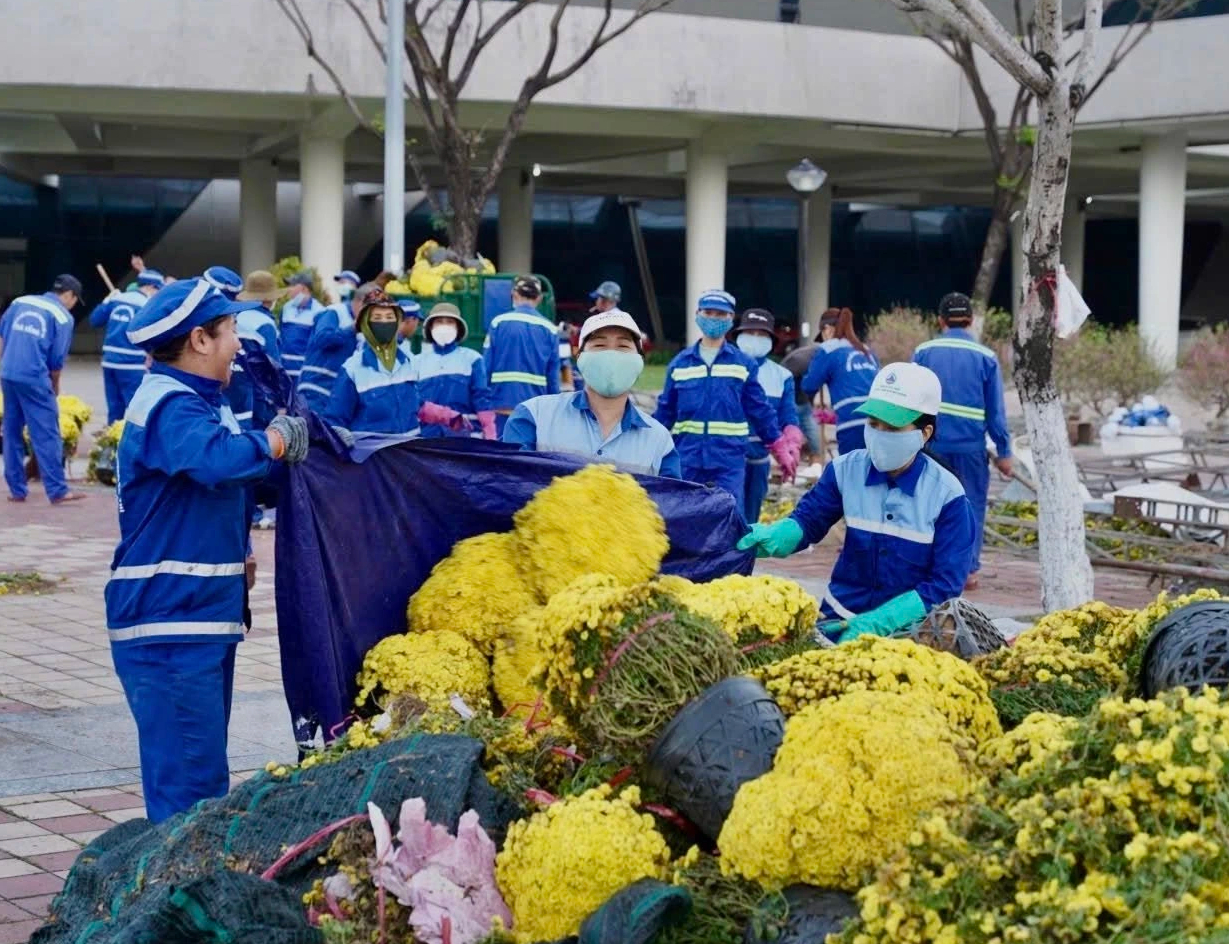 C&ocirc;ng nh&acirc;n m&ocirc;i trường lặng lẽ dọn r&aacute;c trước giao thừa: 'Thấy phố sạch, ch&uacute;ng t&ocirc;i ấm l&ograve;ng'- Ảnh 1.
