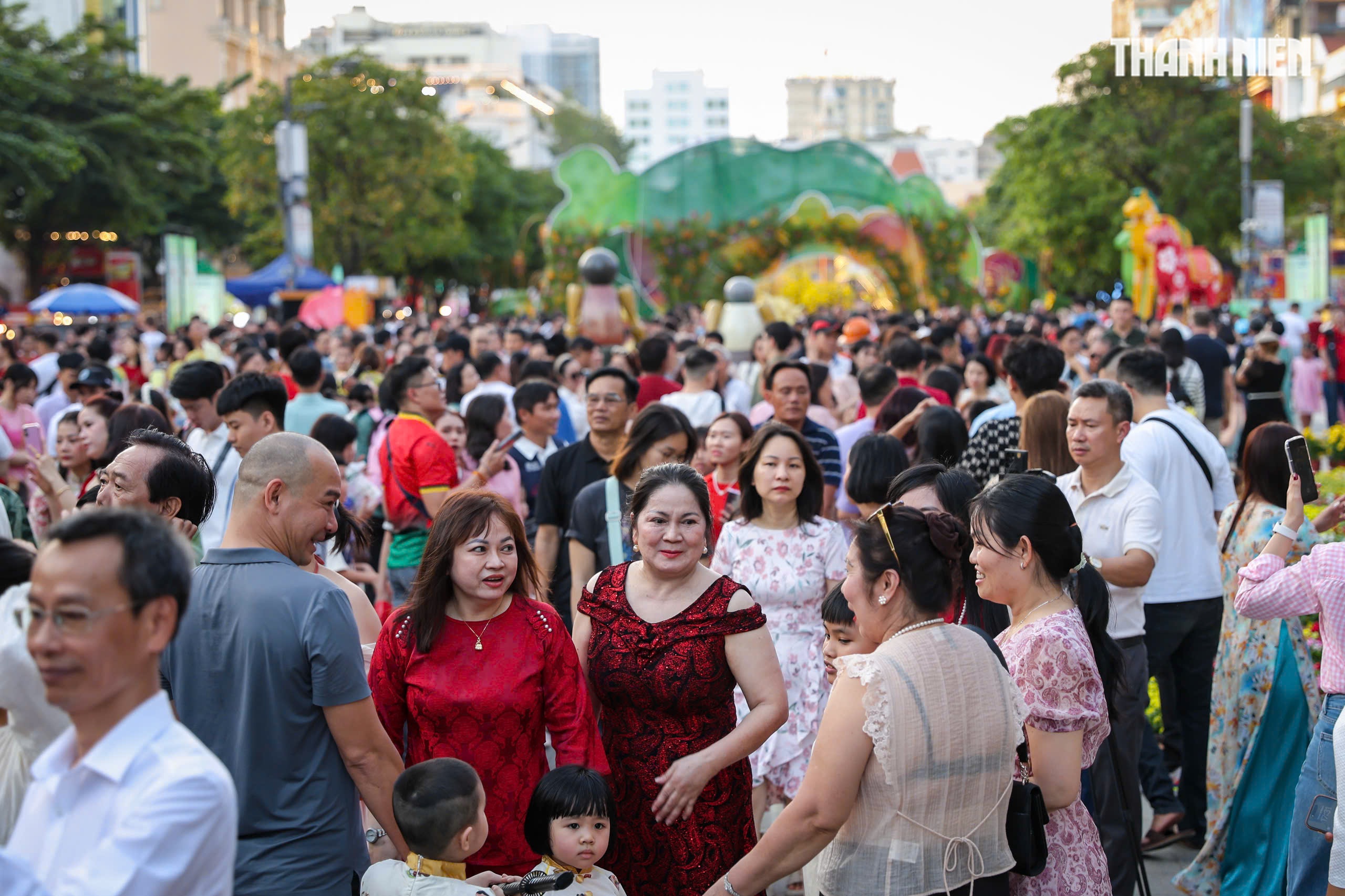 Chiều tối 29 tết: Ngay l&uacute;c n&agrave;y, d&ograve;ng người đổ về trung t&acirc;m TP.HCM đ&oacute;n giao thừa- Ảnh 3.
