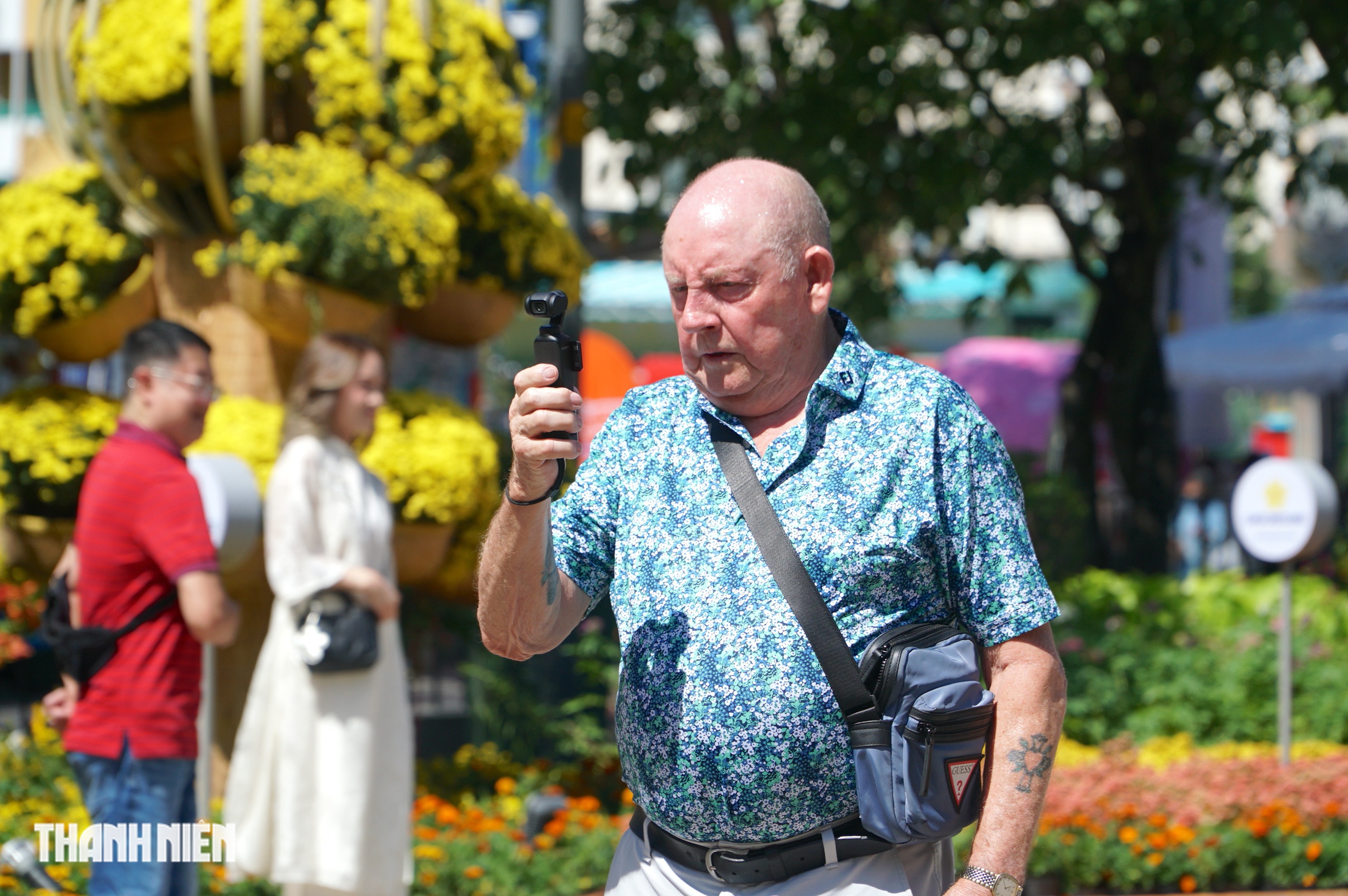 Kh&aacute;ch T&acirc;y dạo bước đường hoa Nguyễn Huệ s&aacute;ng giao thừa: &lsquo;Ở đ&acirc;y c&oacute; rất nhiều hoa&rsquo; - Ảnh 6.