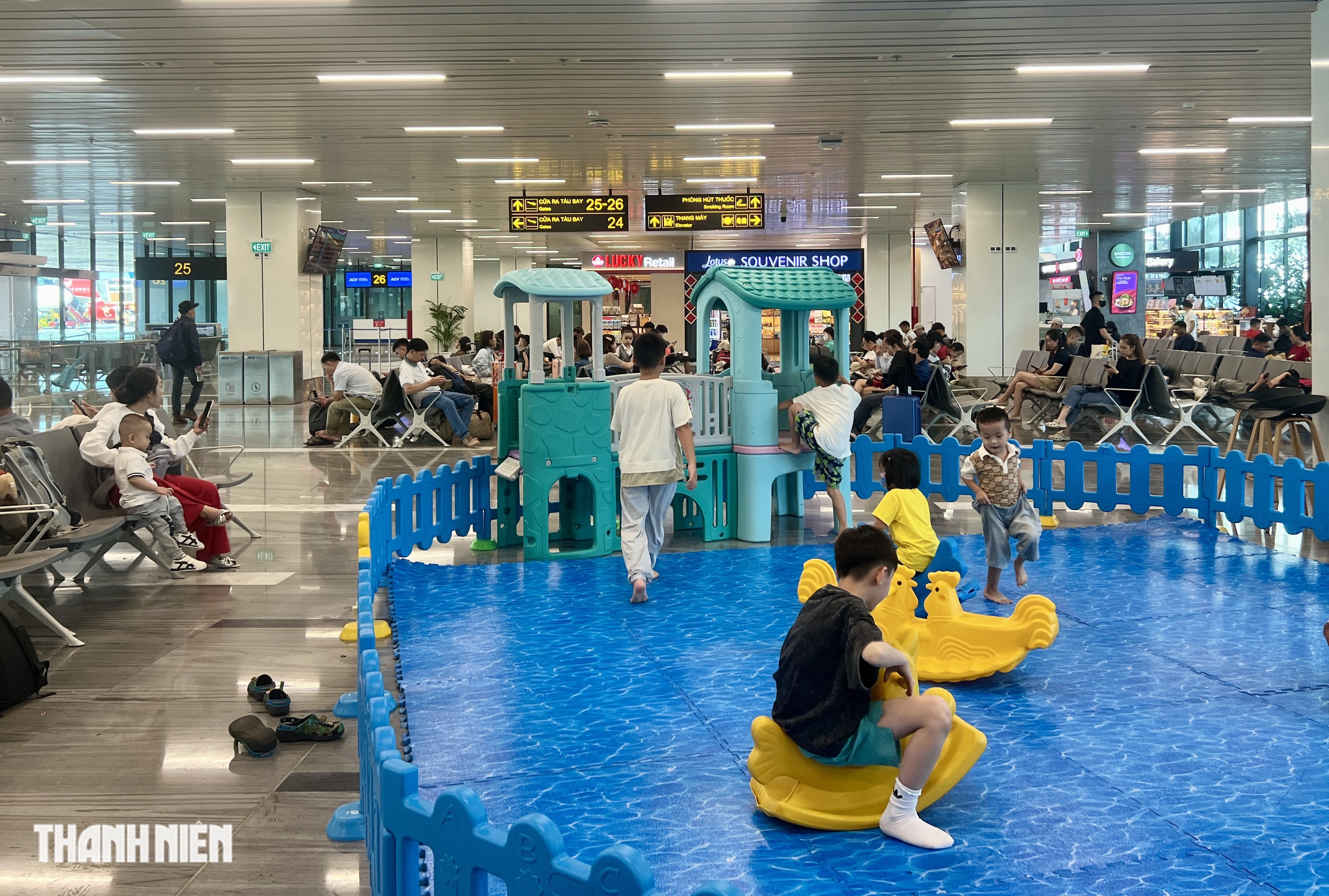 Nh&agrave; ga T3 s&acirc;n bay T&acirc;n Sơn Nhất tho&aacute;ng đ&atilde;ng, kh&aacute;ch thong thả l&ecirc;n m&aacute;y bay trước giao thừa- Ảnh 7.