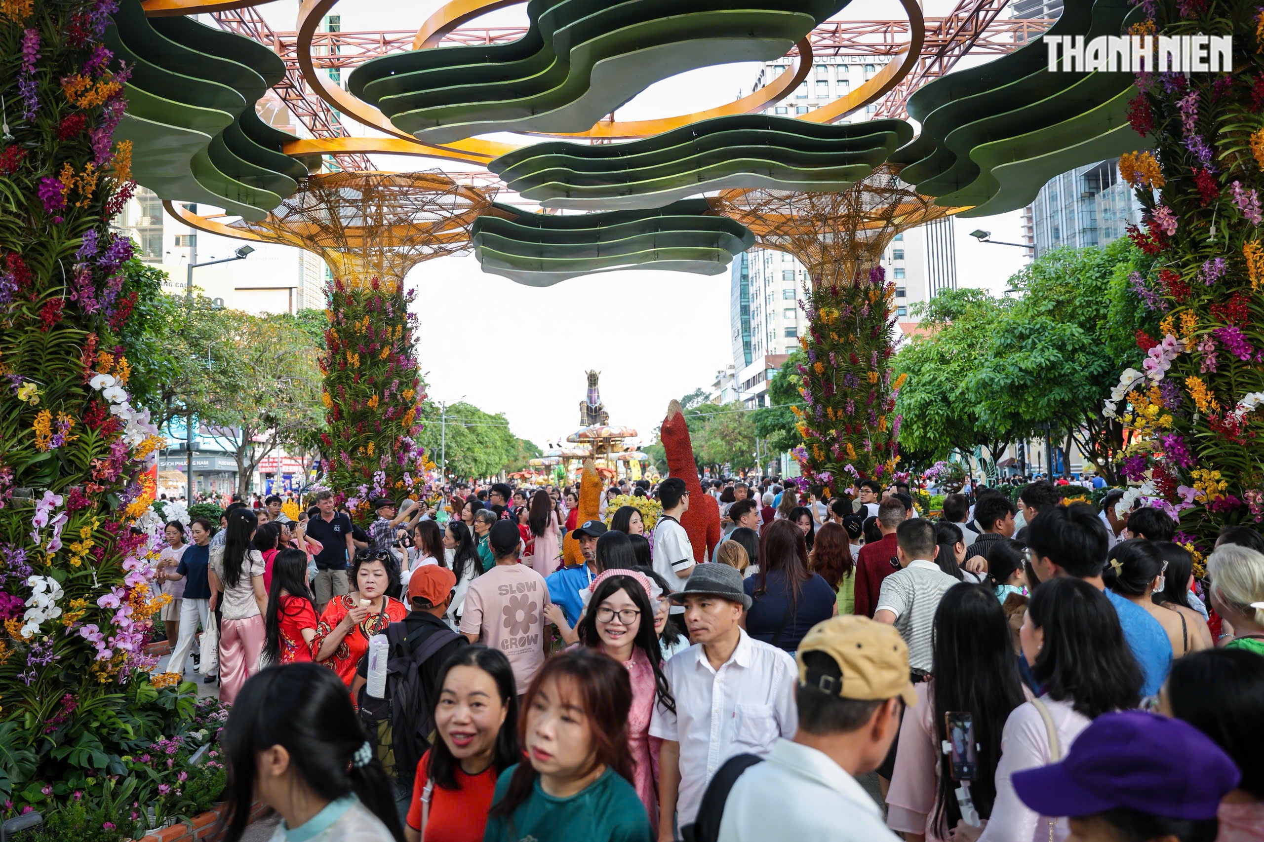 Chiều tối 29 tết: Ngay l&uacute;c n&agrave;y, d&ograve;ng người đổ về trung t&acirc;m TP.HCM đ&oacute;n giao thừa- Ảnh 7.