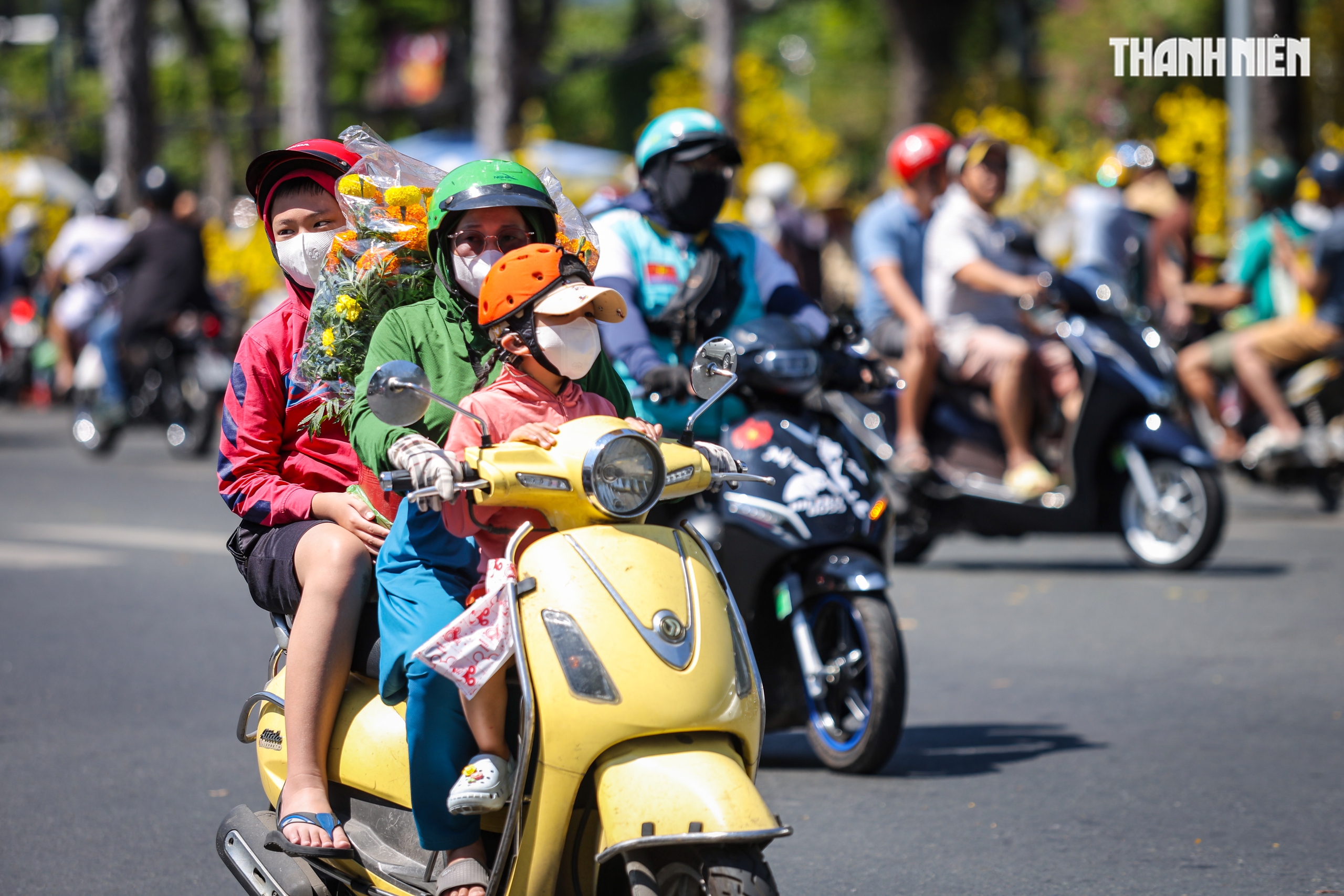 Người d&acirc;n TP . HCM mang xu&acirc;n về nh&agrave; trong ng&agrave;y giao thừa B&iacute;nh Ngọ 2026 - Ảnh 8.