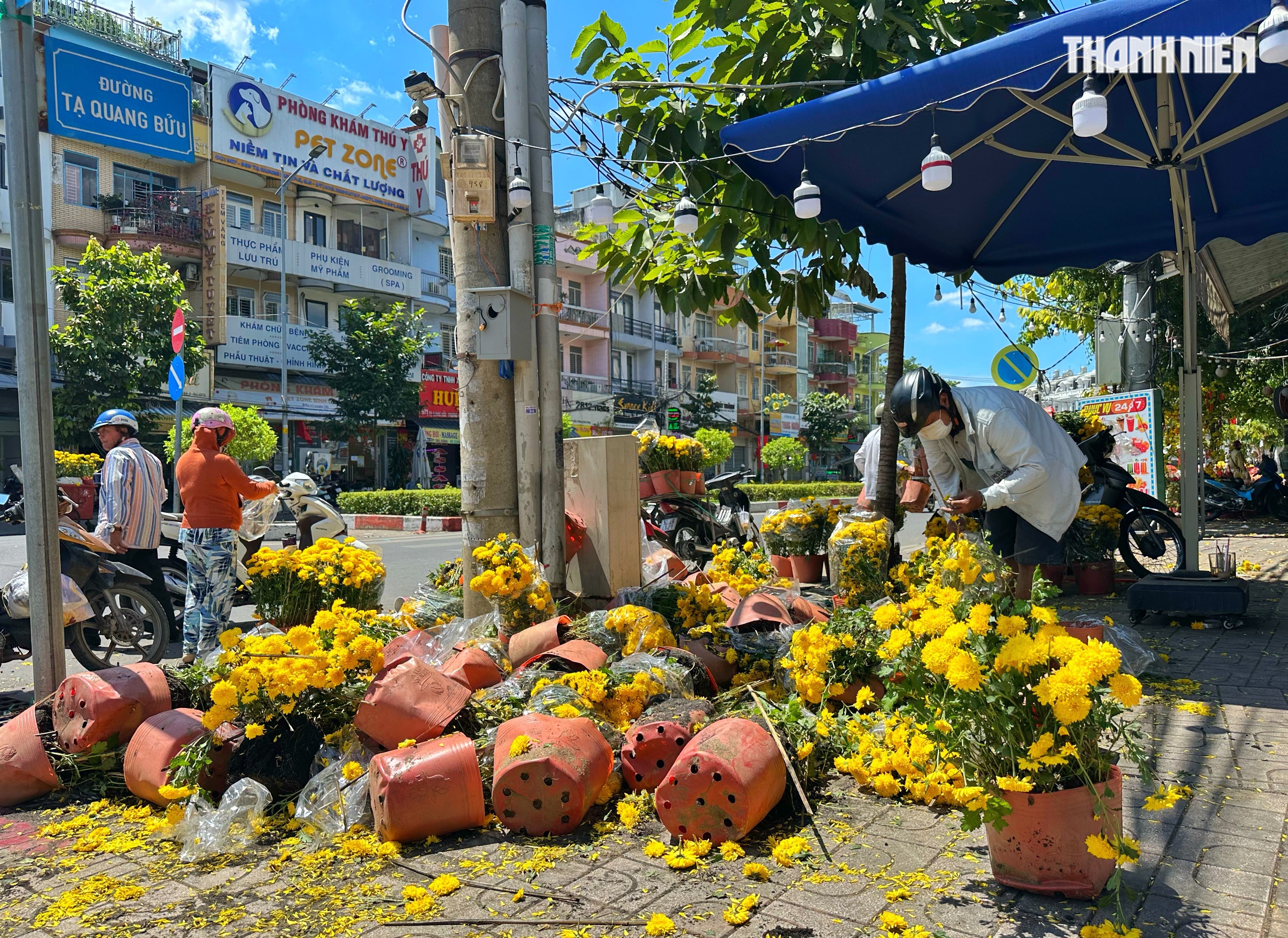 Trưa 29 tết, bất ngờ chợ hoa tết TP.HCM: Xuất hiện hoa miễn ph&iacute; từ nh&agrave; vườn - Ảnh 1.