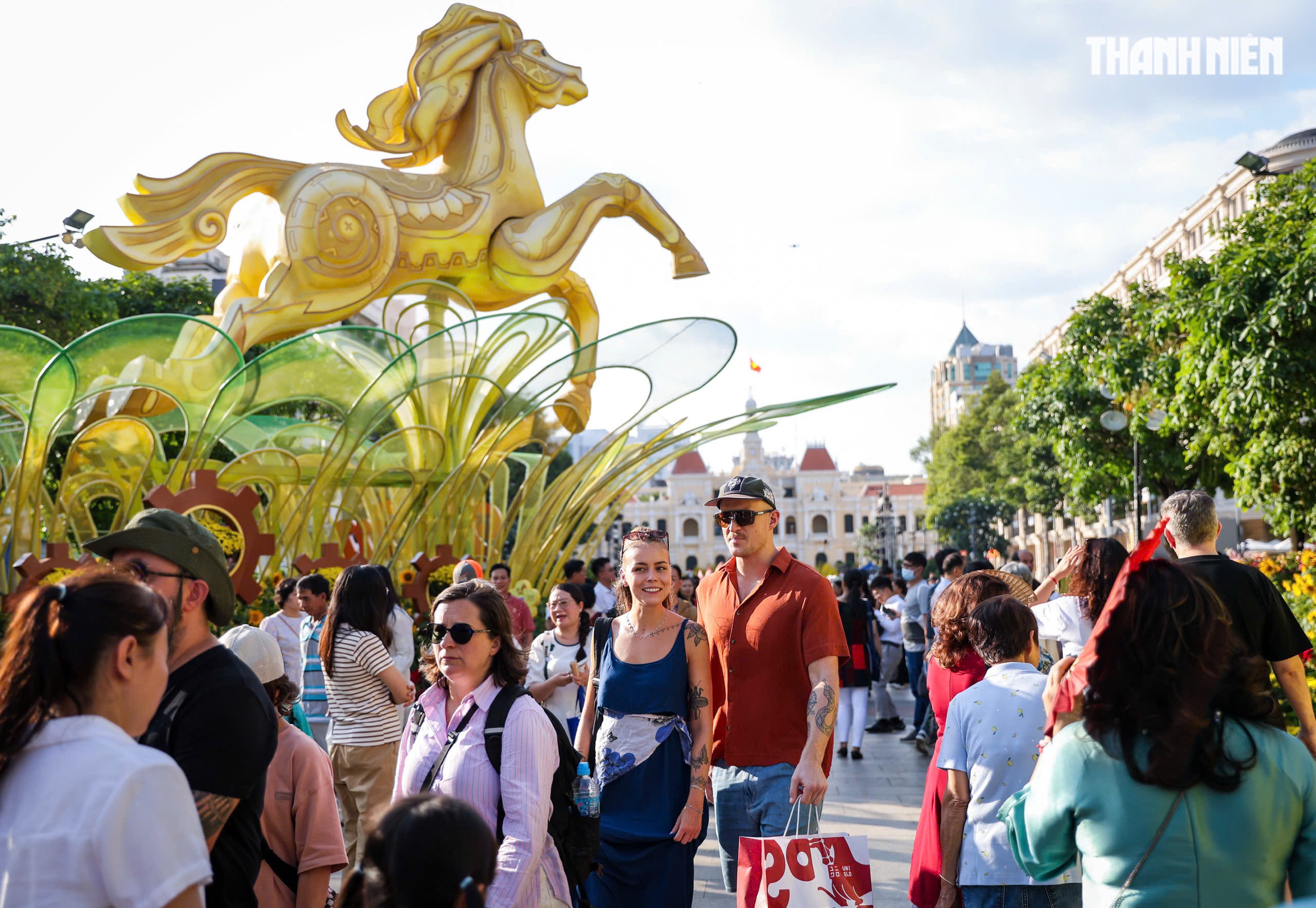 Khách Tây đón giao thừa ở trung tâm TP.HCM, chúc mừng năm mới người Việt - Ảnh 3.