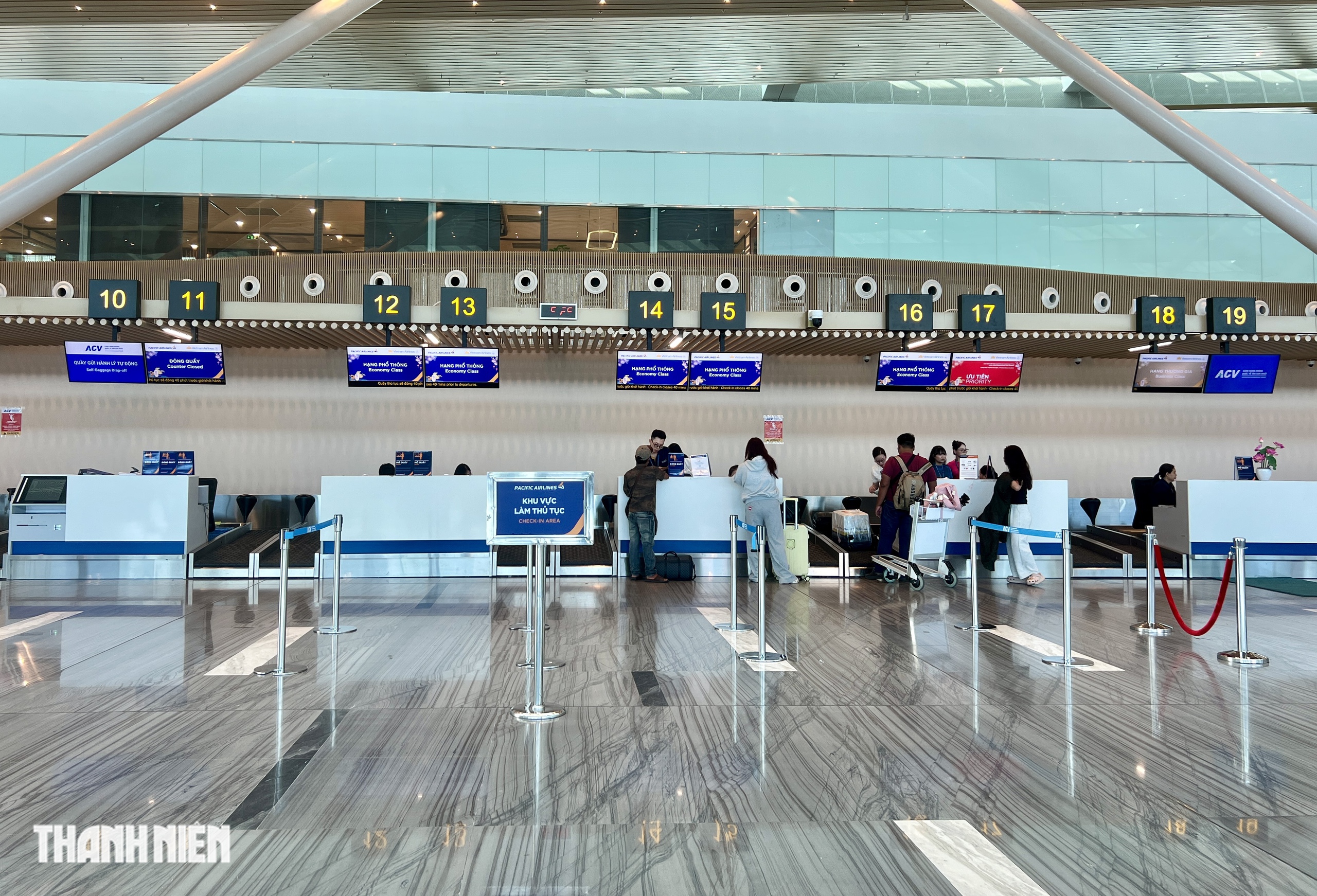 Nh&agrave; ga T3 s&acirc;n bay T&acirc;n Sơn Nhất tho&aacute;ng đ&atilde;ng, kh&aacute;ch thong thả l&ecirc;n m&aacute;y bay trước giao thừa- Ảnh 2.