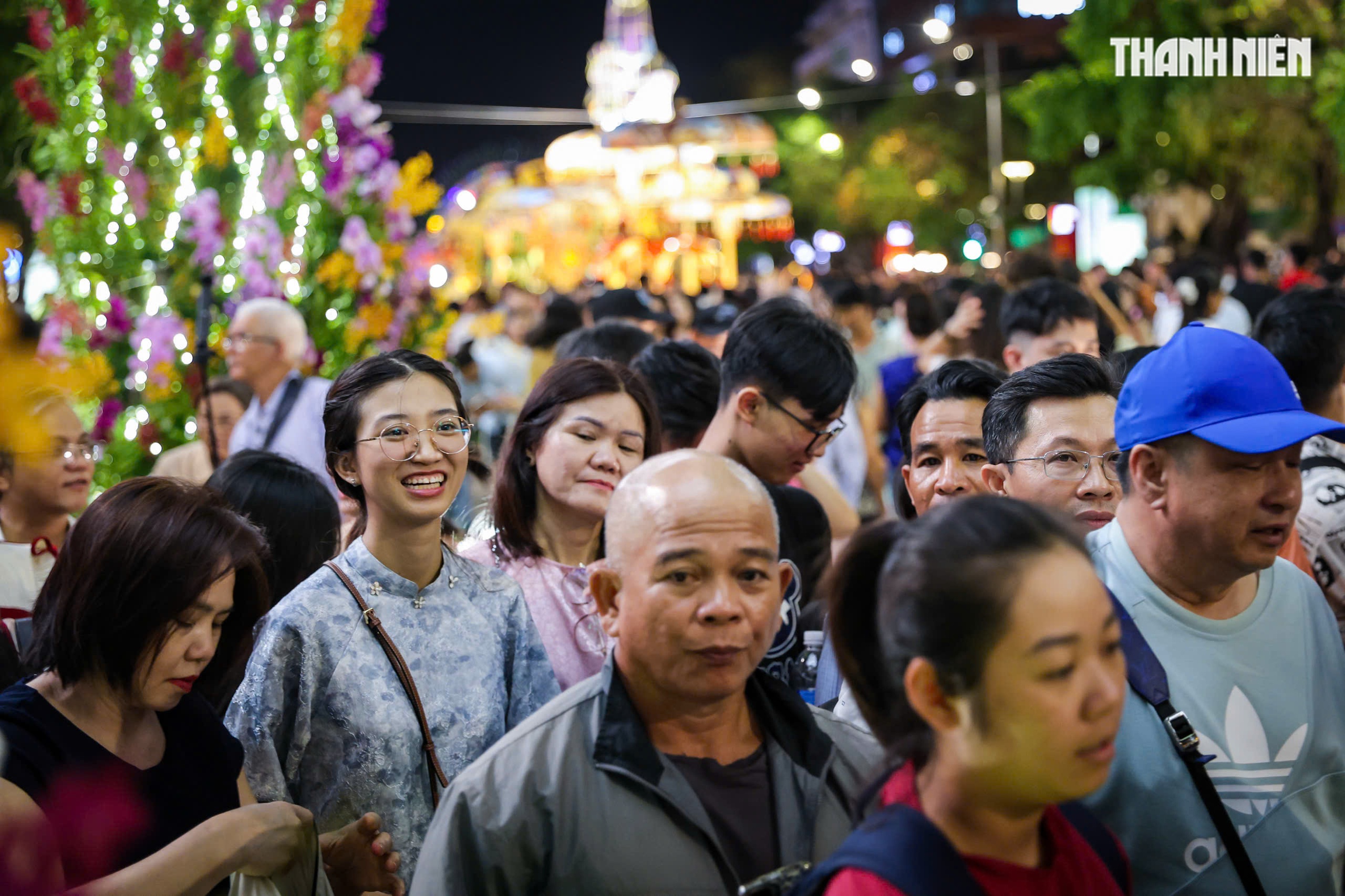 Giao thừa đ&ecirc;m 29 tết: Đ&ocirc;ng nghẹt người d&acirc;n TP.HCM, du kh&aacute;ch đến đường hoa Nguyễn Huệ - Ảnh 9.