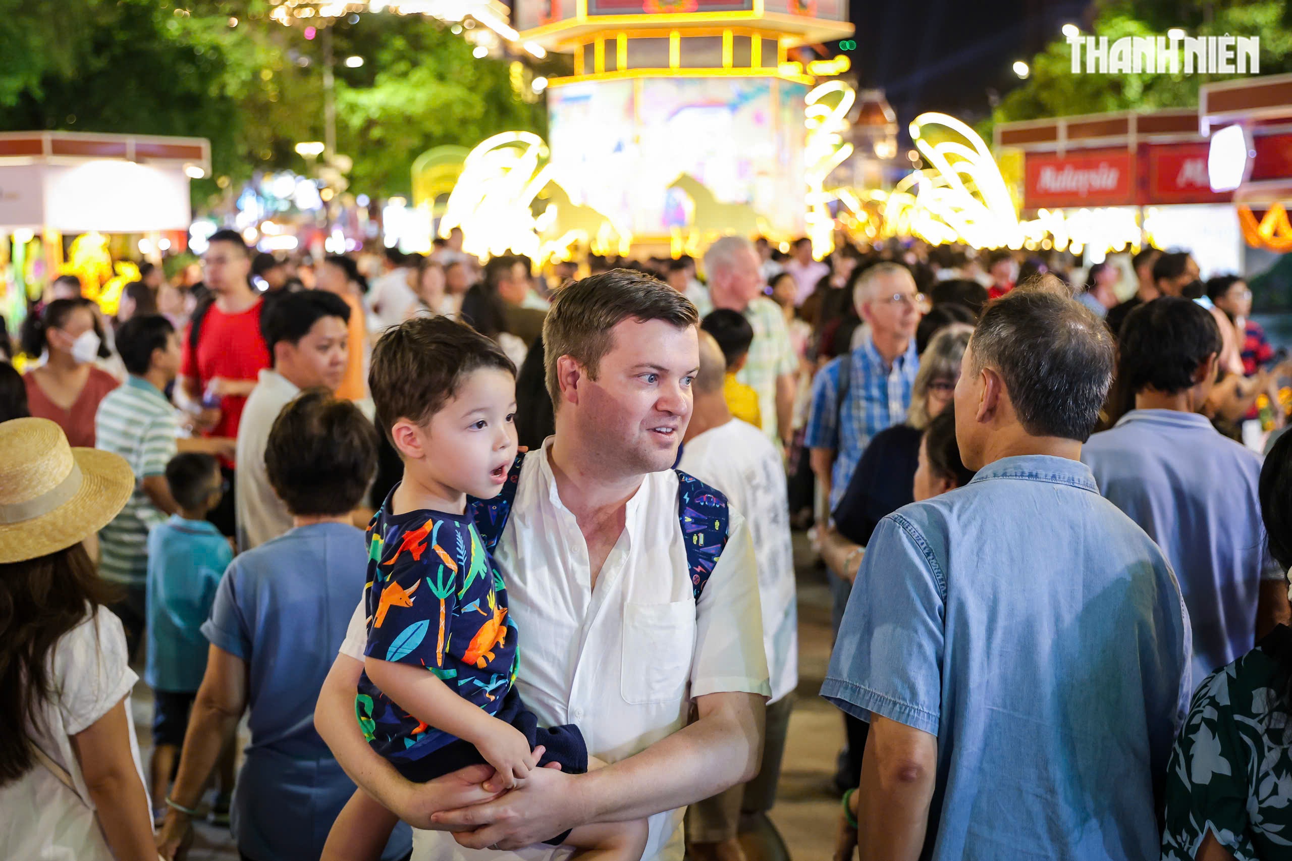 Khách Tây đón giao thừa ở trung tâm TP.HCM, chúc mừng năm mới người Việt - Ảnh 4.