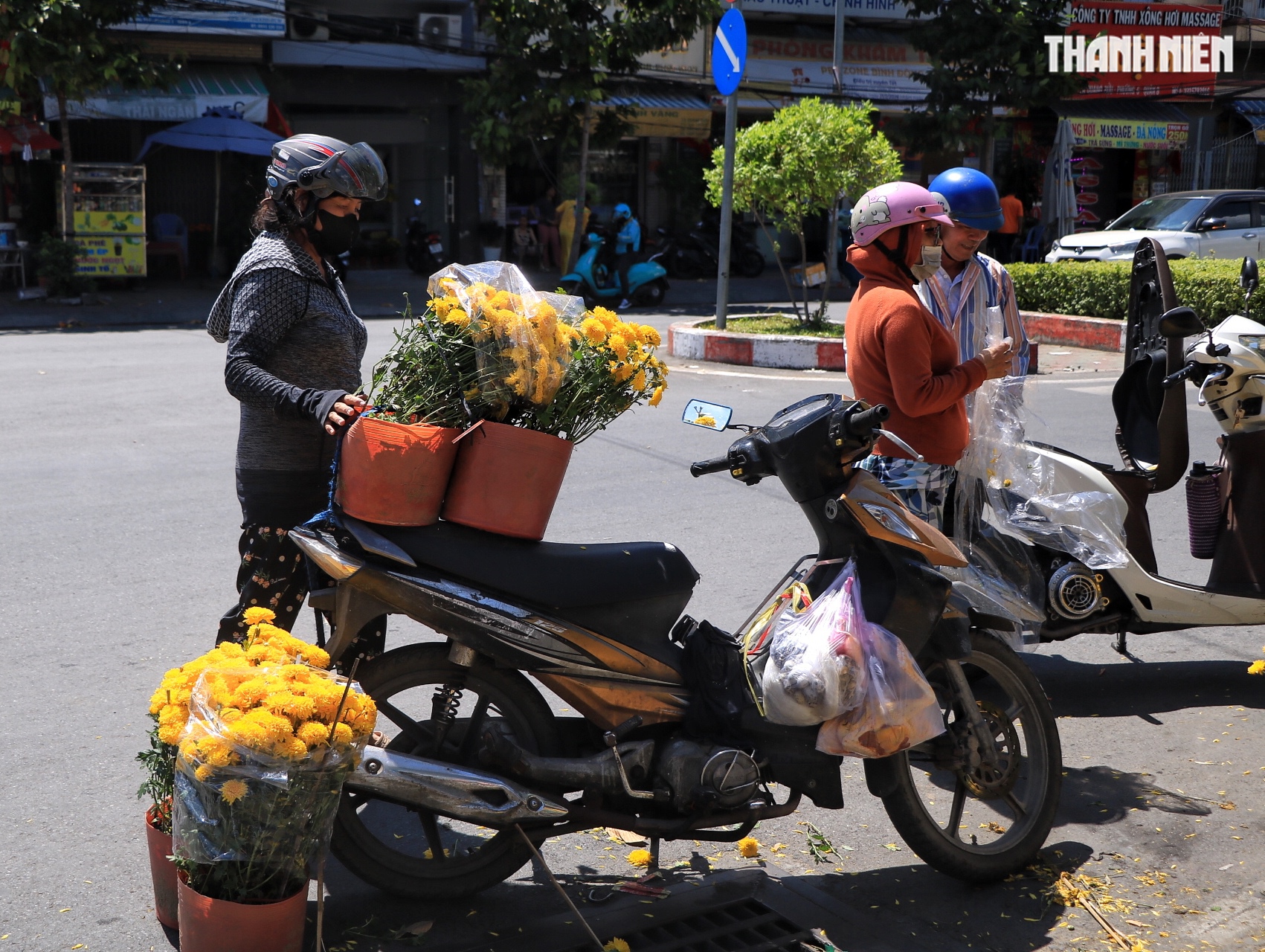 Trưa 29 tết, bất ngờ chợ hoa tết TP.HCM: Xuất hiện hoa miễn ph&iacute; từ nh&agrave; vườn - Ảnh 5.