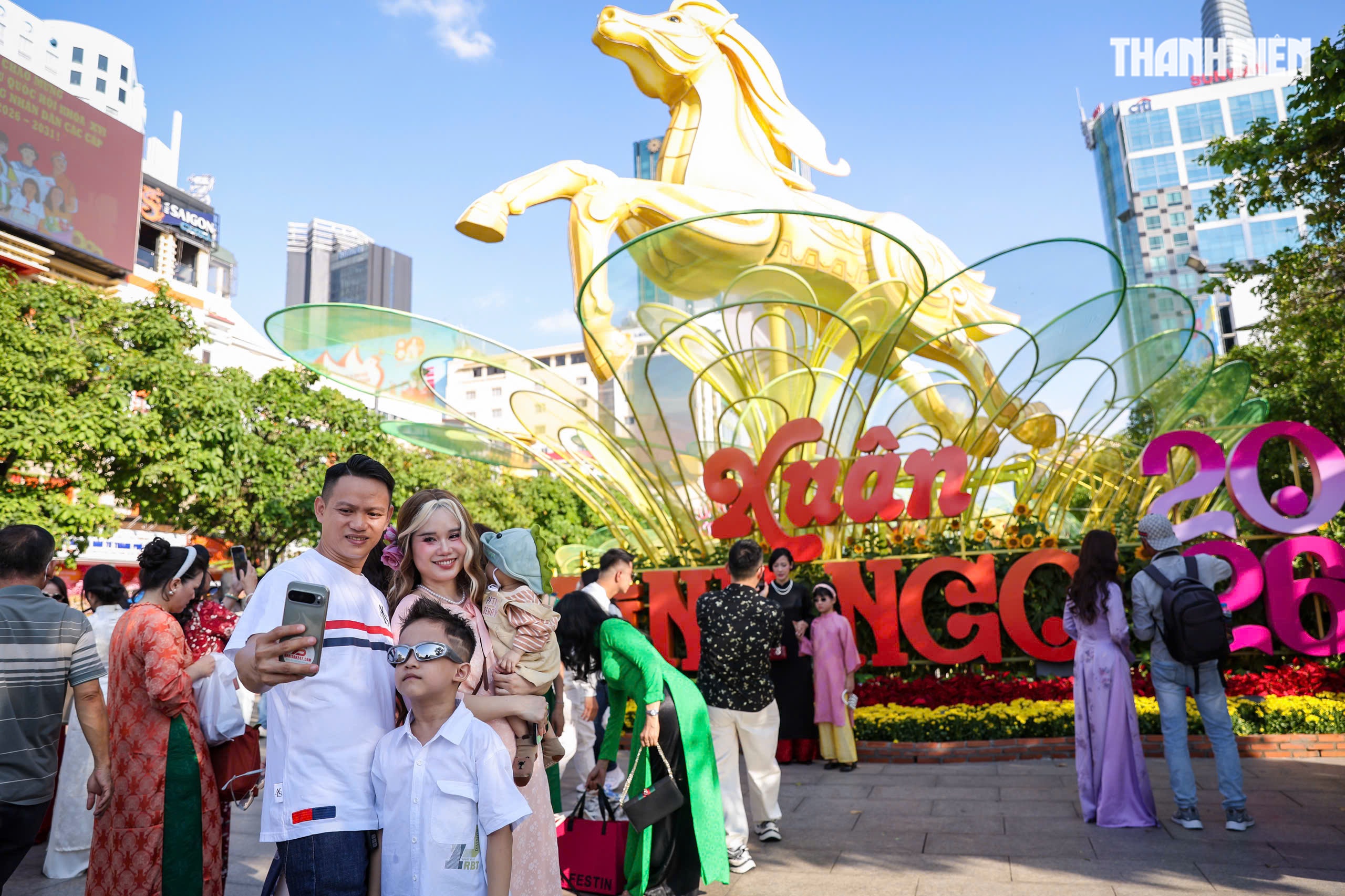 Chiều tối 29 tết: Ngay l&uacute;c n&agrave;y, d&ograve;ng người đổ về trung t&acirc;m TP.HCM đ&oacute;n giao thừa- Ảnh 6.