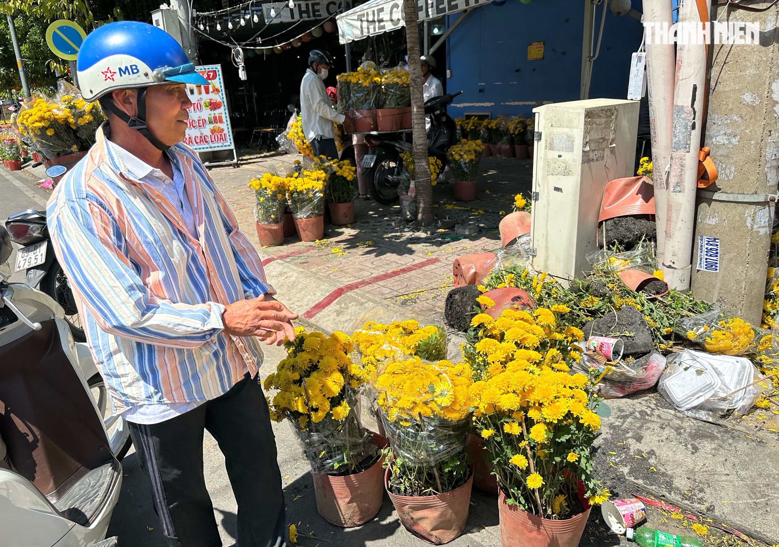 Trưa 29 tết, bất ngờ chợ hoa tết TP.HCM: Xuất hiện hoa miễn ph&iacute; từ nh&agrave; vườn - Ảnh 6.