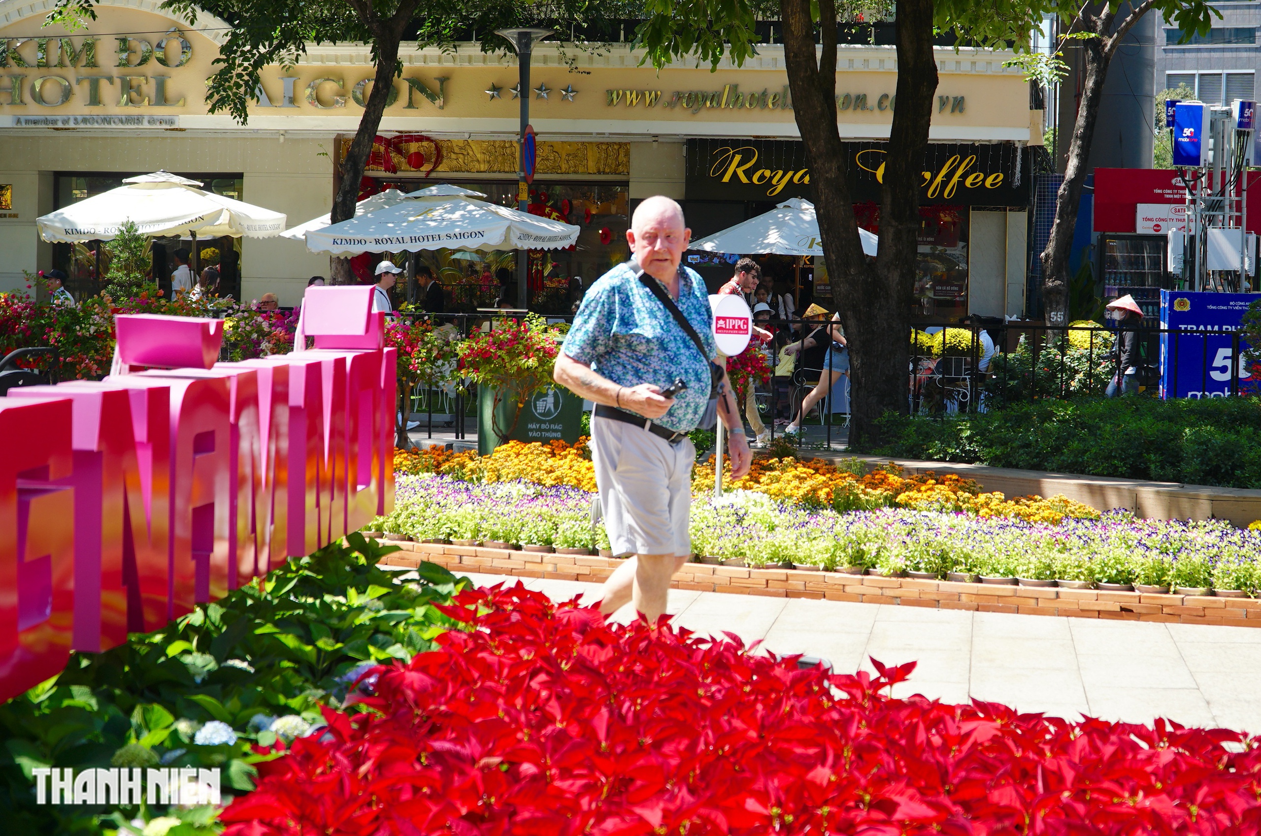 Kh&aacute;ch T&acirc;y dạo bước đường hoa Nguyễn Huệ s&aacute;ng giao thừa: &lsquo;Ở đ&acirc;y c&oacute; rất nhiều hoa&rsquo; - Ảnh 5.