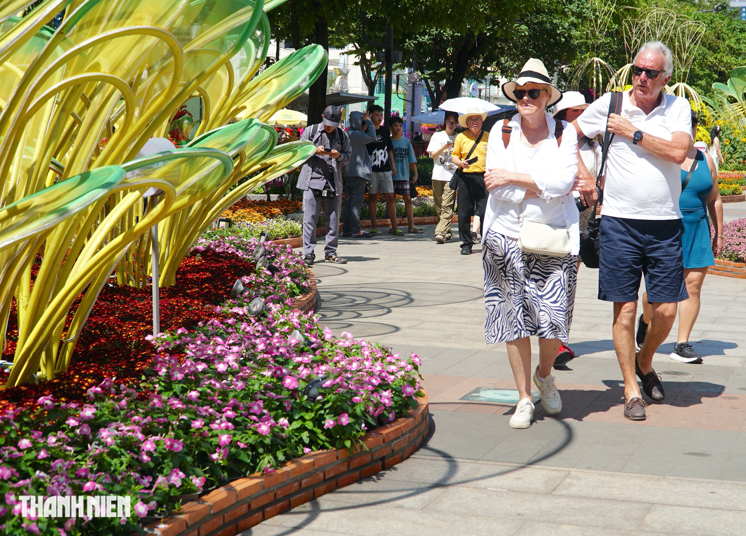 Kh&aacute;ch T&acirc;y dạo bước đường hoa Nguyễn Huệ s&aacute;ng giao thừa: &lsquo;Ở đ&acirc;y c&oacute; rất nhiều hoa&rsquo; - Ảnh 2.