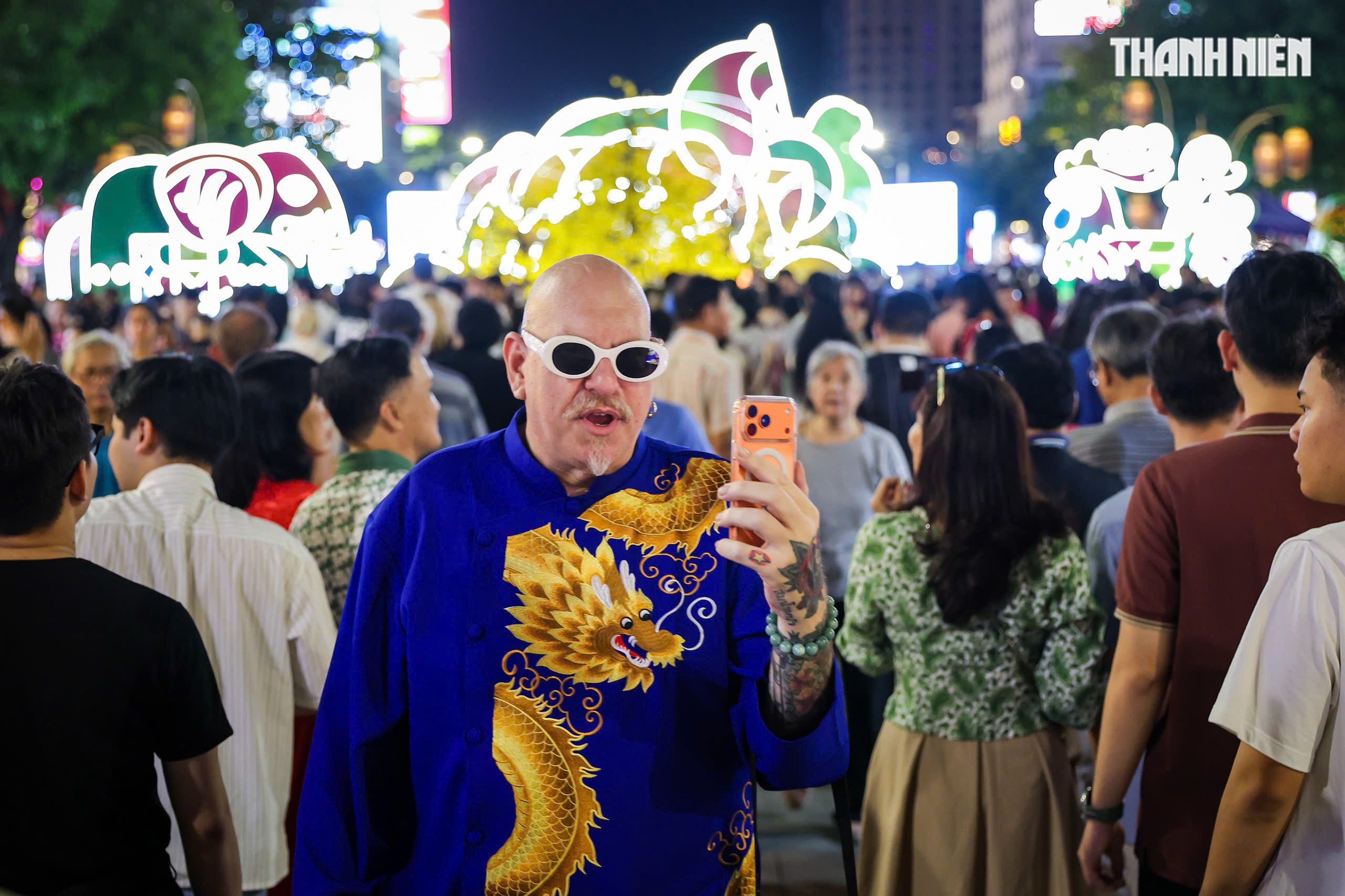 Khách Tây đón giao thừa ở trung tâm TP.HCM, chúc mừng năm mới người Việt - Ảnh 9.