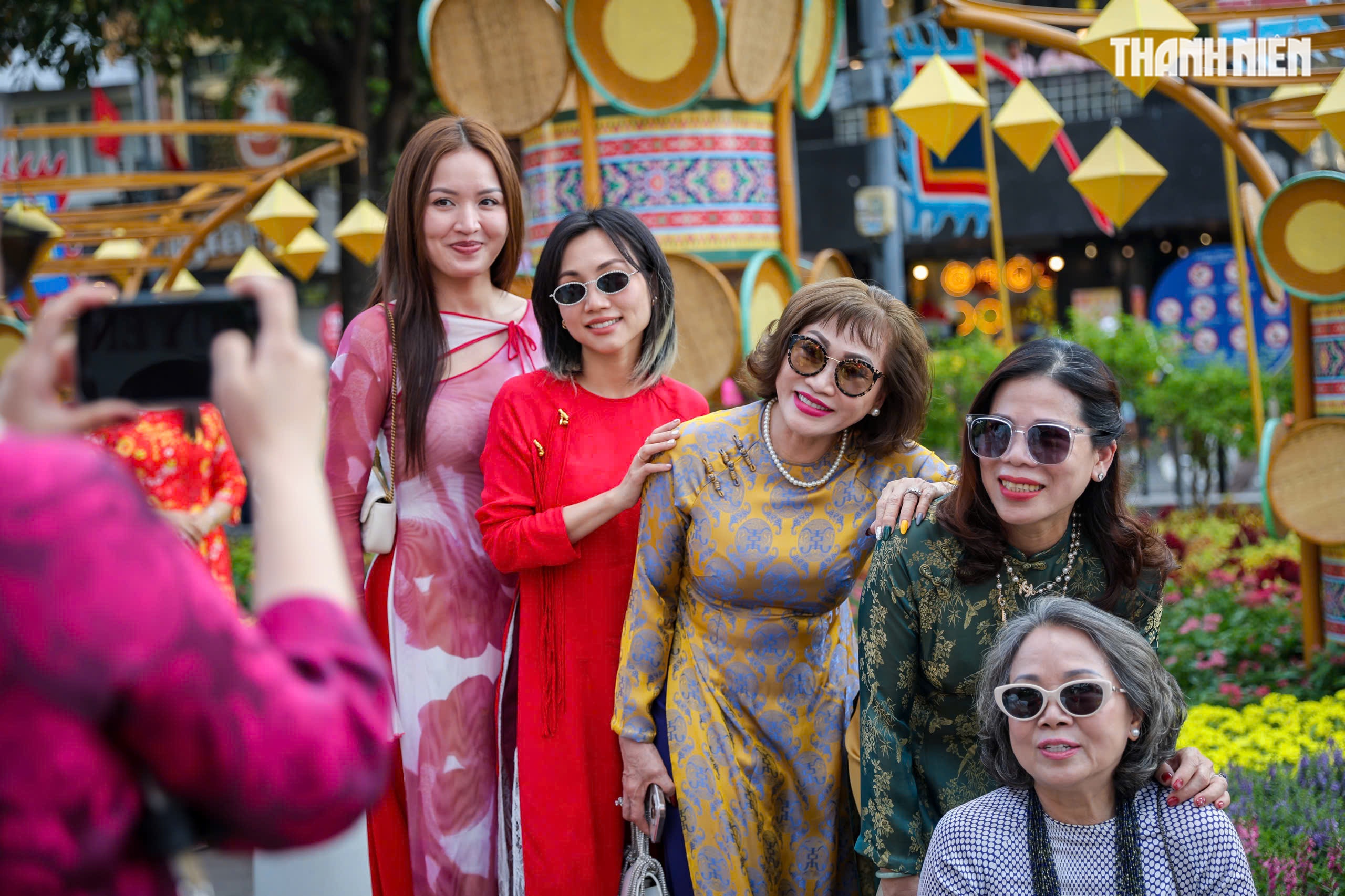 Chiều tối 29 tết: Ngay l&uacute;c n&agrave;y, d&ograve;ng người đổ về trung t&acirc;m TP.HCM đ&oacute;n giao thừa- Ảnh 8.