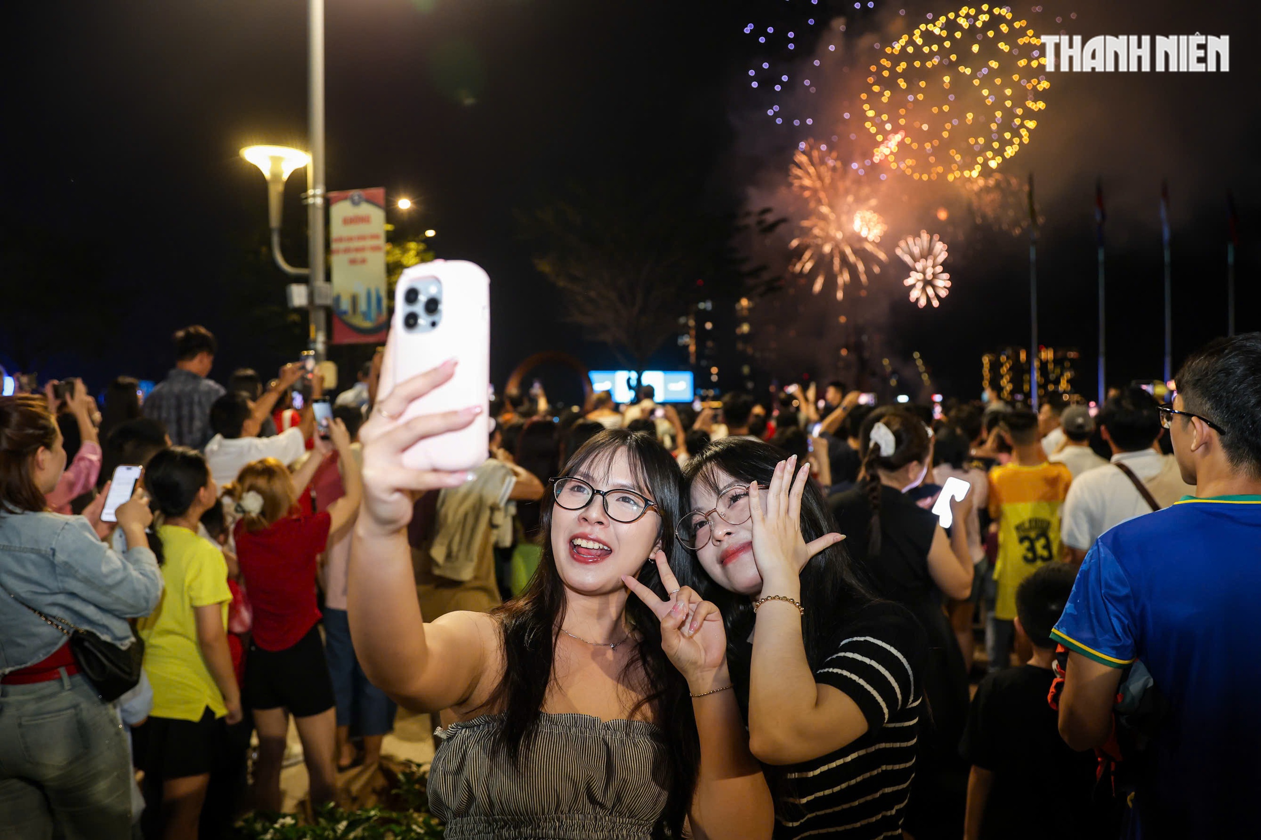 Ph&aacute;o hoa rực rỡ bầu trời TP.HCM: Ch&uacute;c mừng năm mới B&iacute;nh Ngọ 'm&atilde; đ&aacute;o th&agrave;nh c&ocirc;ng' - Ảnh 11.