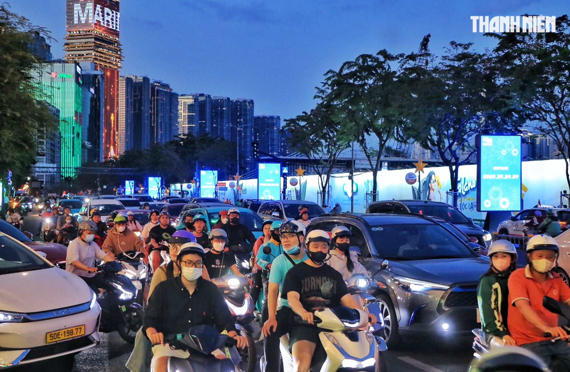 Chiều tối 29 tết: Ngay l&uacute;c n&agrave;y, d&ograve;ng người đổ về trung t&acirc;m TP.HCM đ&oacute;n giao thừa- Ảnh 1.