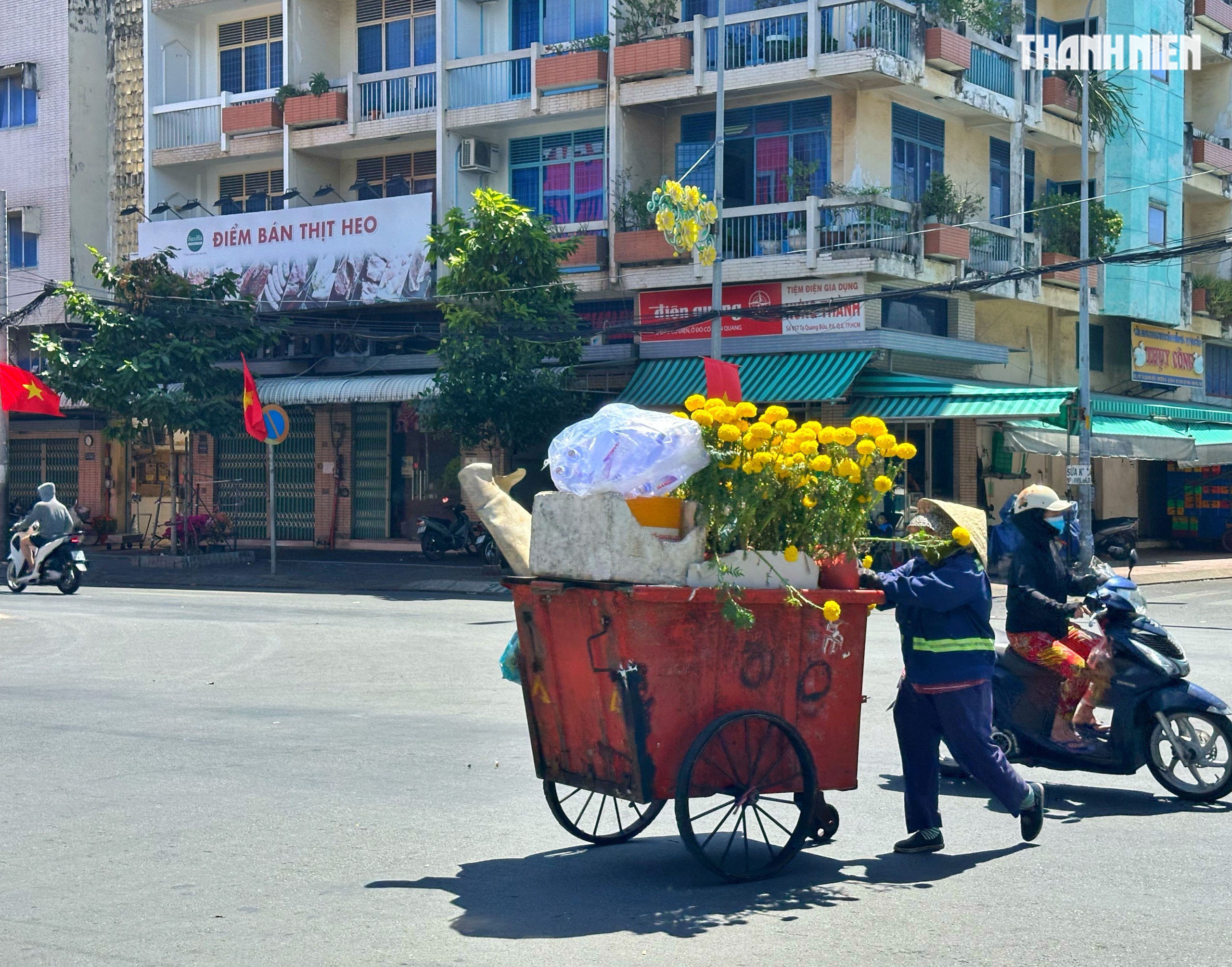 Trưa 29 tết, bất ngờ chợ hoa tết TP.HCM: Xuất hiện hoa miễn ph&iacute; từ nh&agrave; vườn - Ảnh 10.