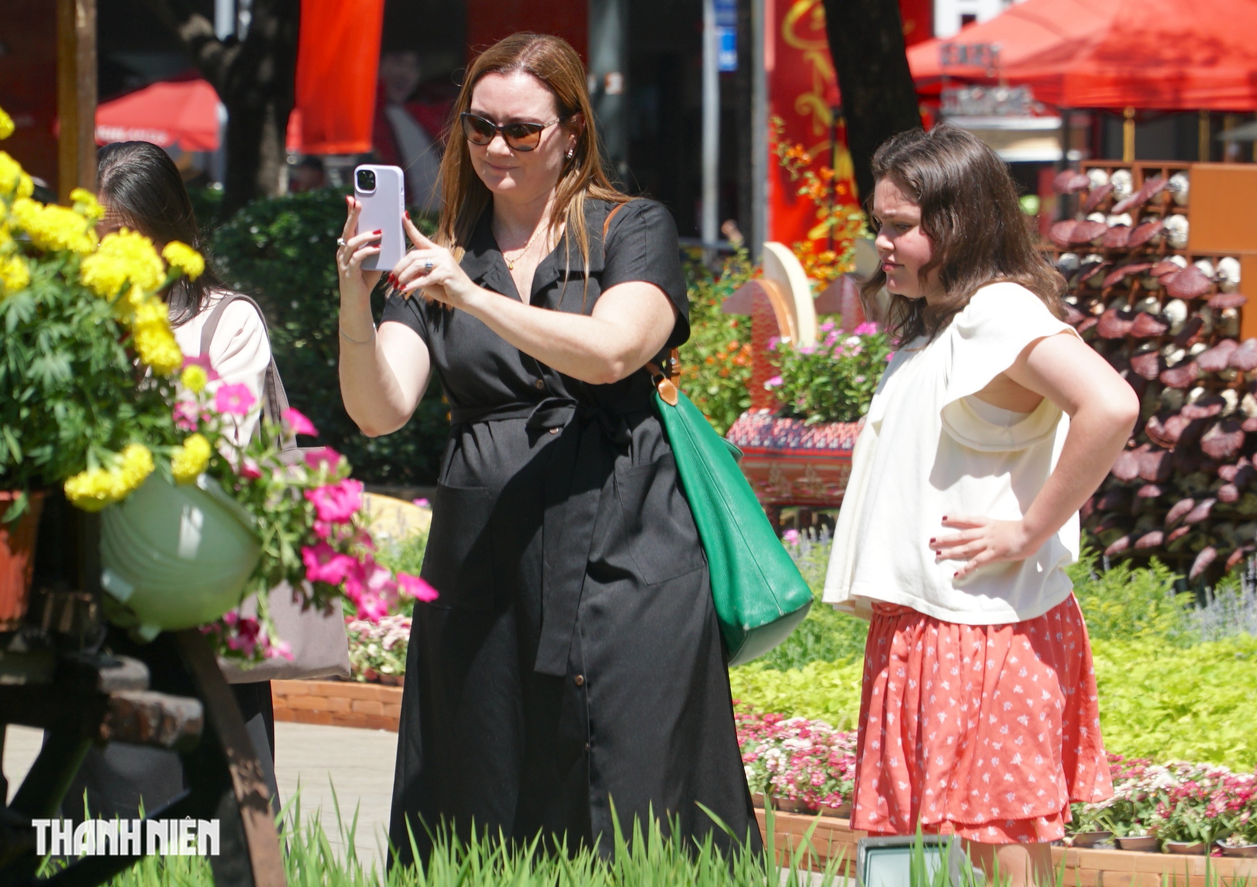 Kh&aacute;ch T&acirc;y dạo bước đường hoa Nguyễn Huệ s&aacute;ng giao thừa: &lsquo;Ở đ&acirc;y c&oacute; rất nhiều hoa&rsquo; - Ảnh 7.