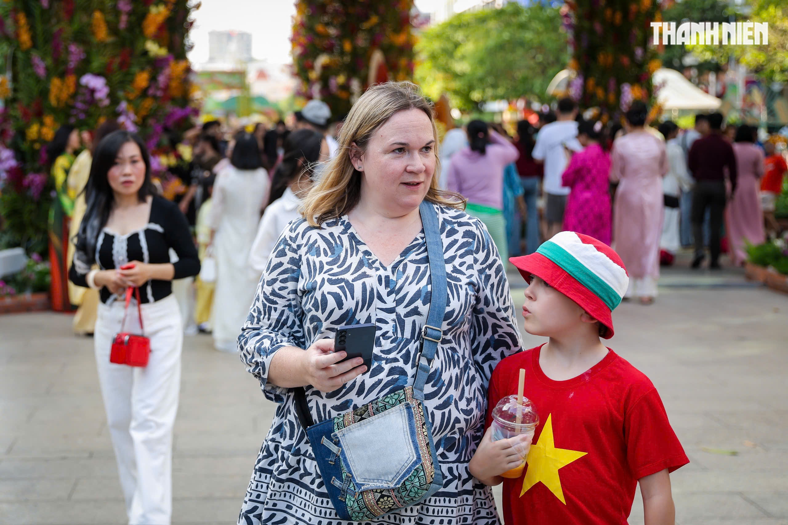 Khách Tây đón giao thừa ở trung tâm TP.HCM, chúc mừng năm mới người Việt - Ảnh 11.