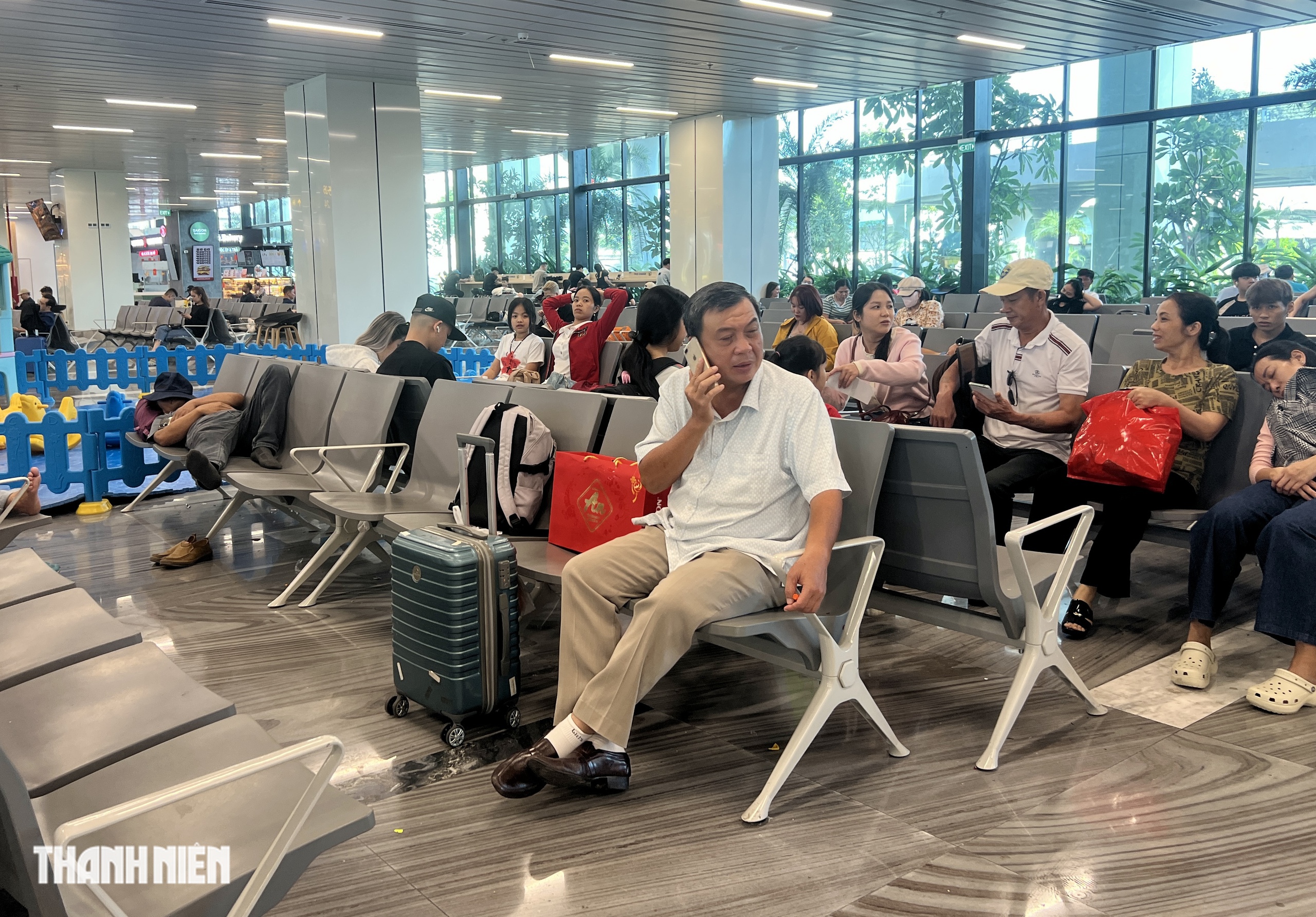 Nh&agrave; ga T3 s&acirc;n bay T&acirc;n Sơn Nhất tho&aacute;ng đ&atilde;ng, kh&aacute;ch thong thả l&ecirc;n m&aacute;y bay trước giao thừa- Ảnh 9.