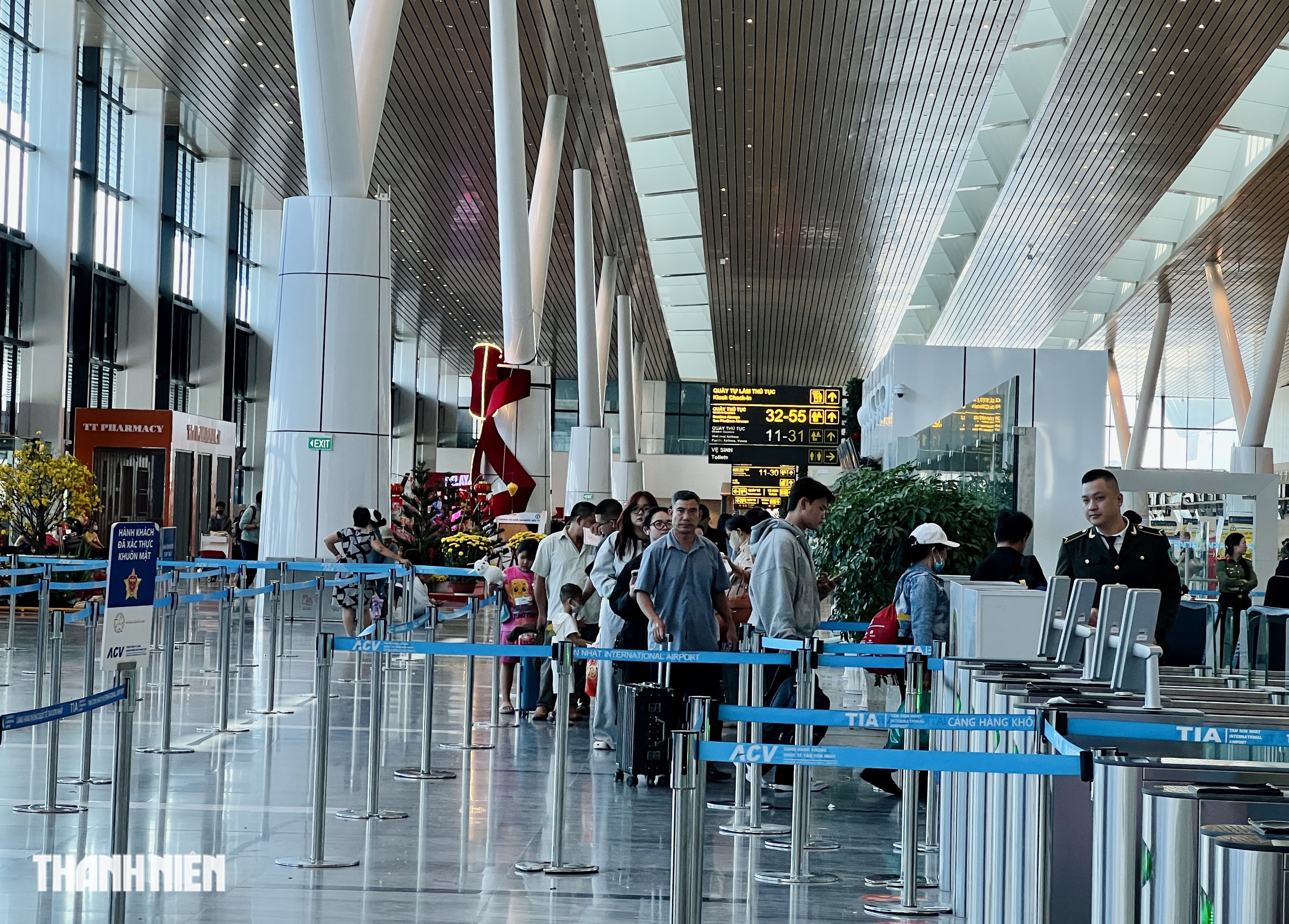 Nh&agrave; ga T3 s&acirc;n bay T&acirc;n Sơn Nhất tho&aacute;ng đ&atilde;ng, kh&aacute;ch thong thả l&ecirc;n m&aacute;y bay trước giao thừa- Ảnh 3.