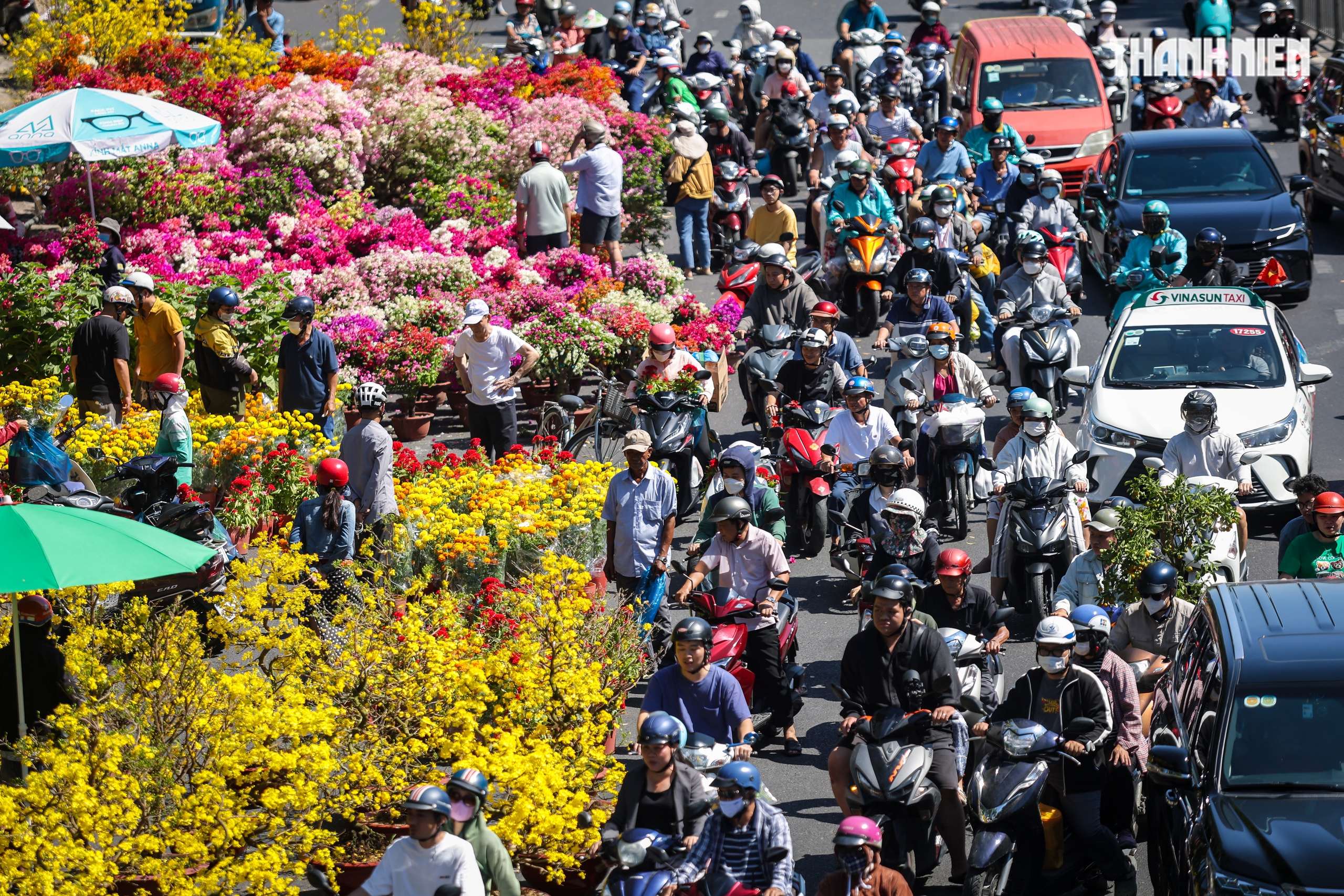 Người d&acirc;n TP . HCM mang xu&acirc;n về nh&agrave; trong ng&agrave;y giao thừa B&iacute;nh Ngọ 2026 - Ảnh 5.