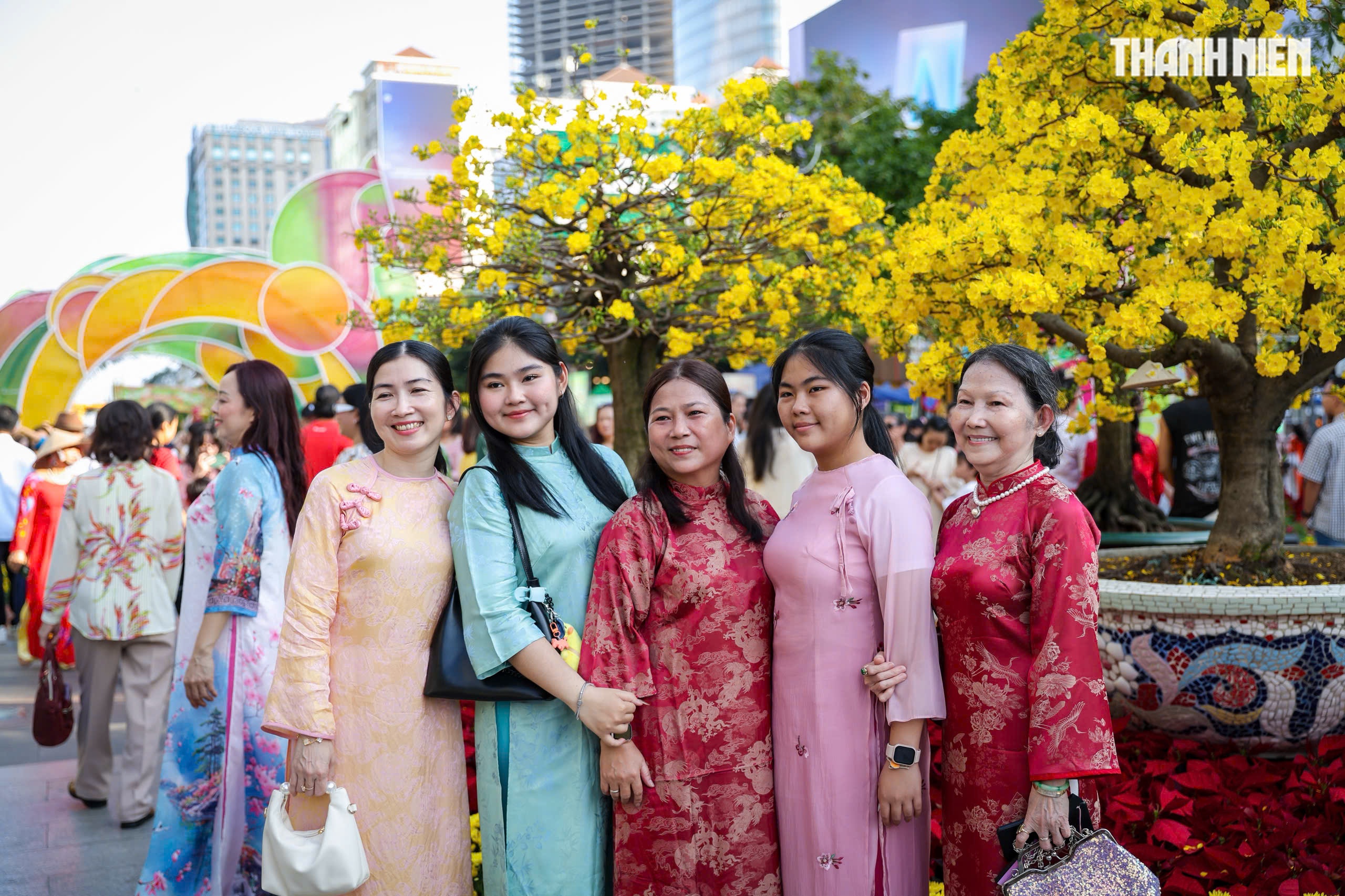 Chiều tối 29 tết: Ngay l&uacute;c n&agrave;y, d&ograve;ng người đổ về trung t&acirc;m TP.HCM đ&oacute;n giao thừa- Ảnh 4.