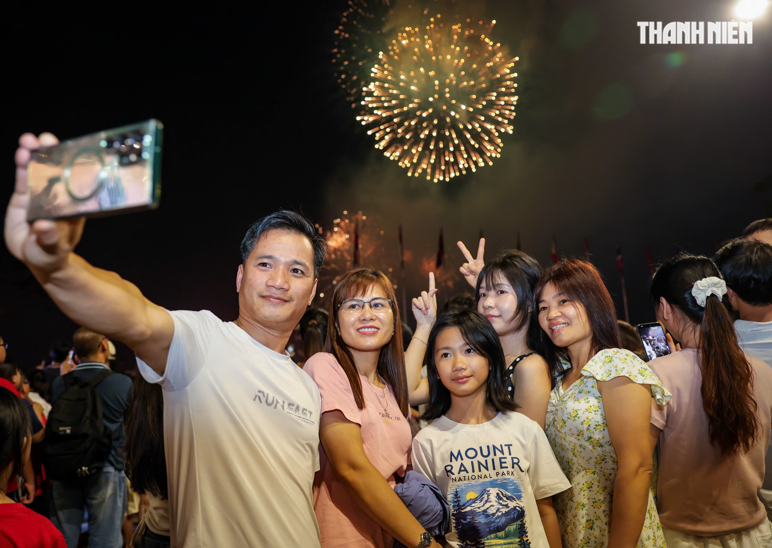 Ph&aacute;o hoa rực rỡ bầu trời TP.HCM: Ch&uacute;c mừng năm mới B&iacute;nh Ngọ 'm&atilde; đ&aacute;o th&agrave;nh c&ocirc;ng' - Ảnh 4.