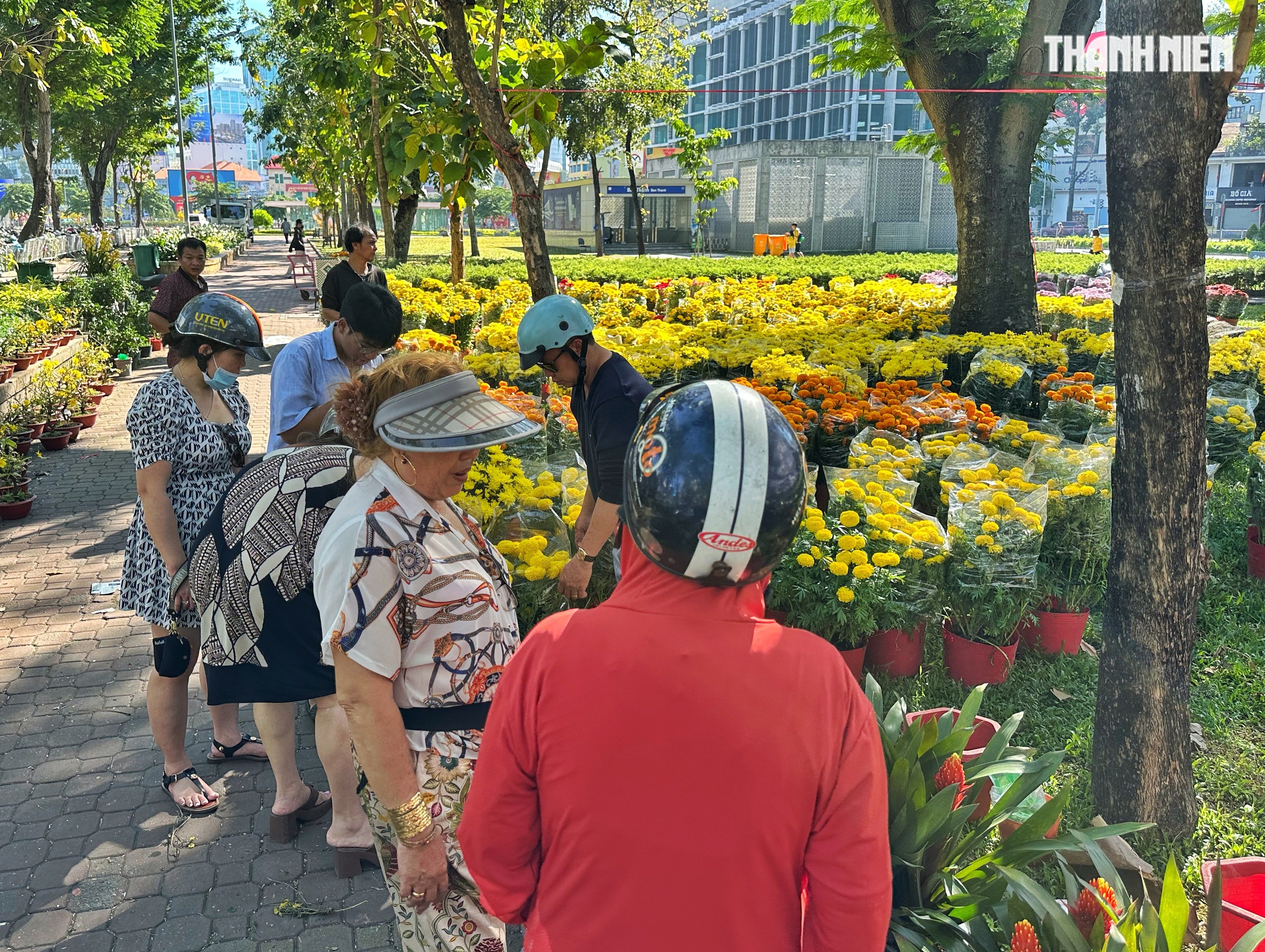 Chợ hoa tết ở TP.HCM sắp đ&oacute;ng cửa trước giao thừa: Người b&aacute;n xả h&agrave;ng giảm 50% - Ảnh 6.