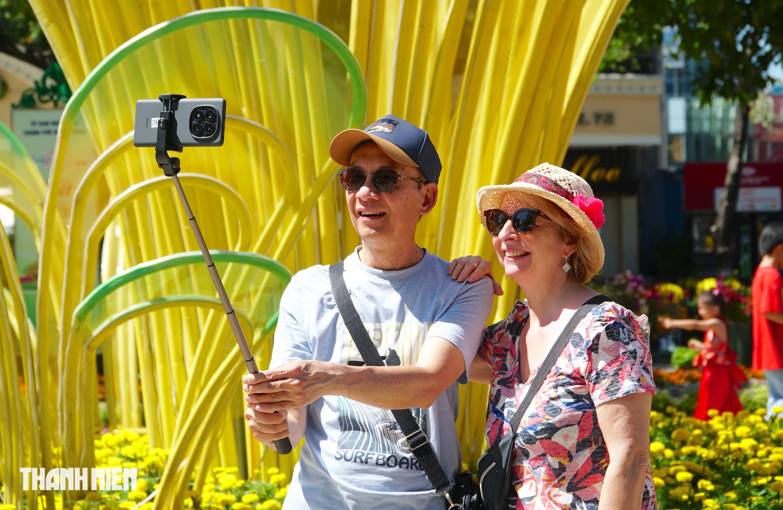 Kh&aacute;ch T&acirc;y dạo bước đường hoa Nguyễn Huệ s&aacute;ng giao thừa: &lsquo;Ở đ&acirc;y c&oacute; rất nhiều hoa&rsquo; - Ảnh 4.