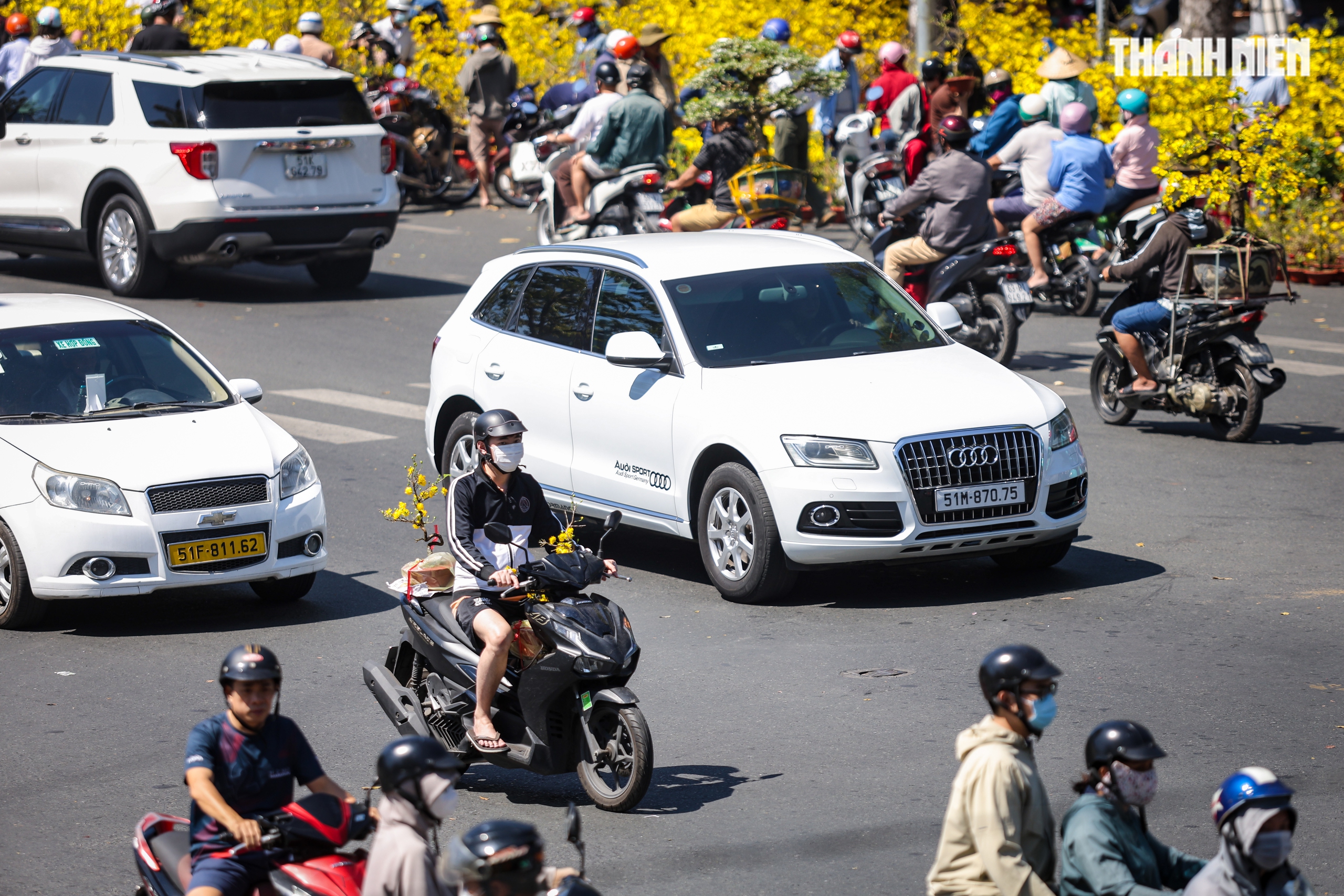 Người d&acirc;n TP . HCM mang xu&acirc;n về nh&agrave; trong ng&agrave;y giao thừa B&iacute;nh Ngọ 2026 - Ảnh 12.