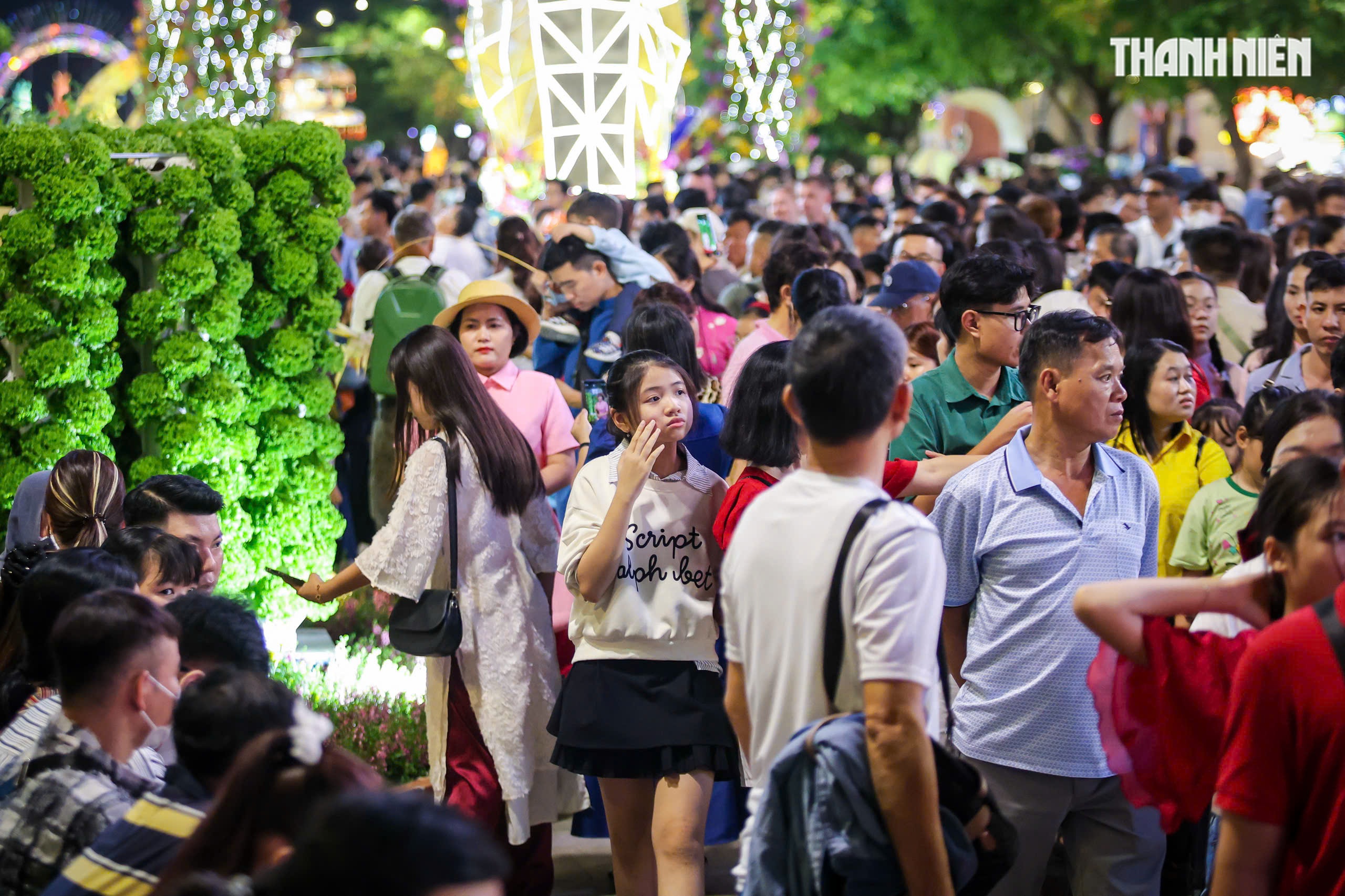Giao thừa đ&ecirc;m 29 tết: Đ&ocirc;ng nghẹt người d&acirc;n TP.HCM, du kh&aacute;ch đến đường hoa Nguyễn Huệ - Ảnh 10.