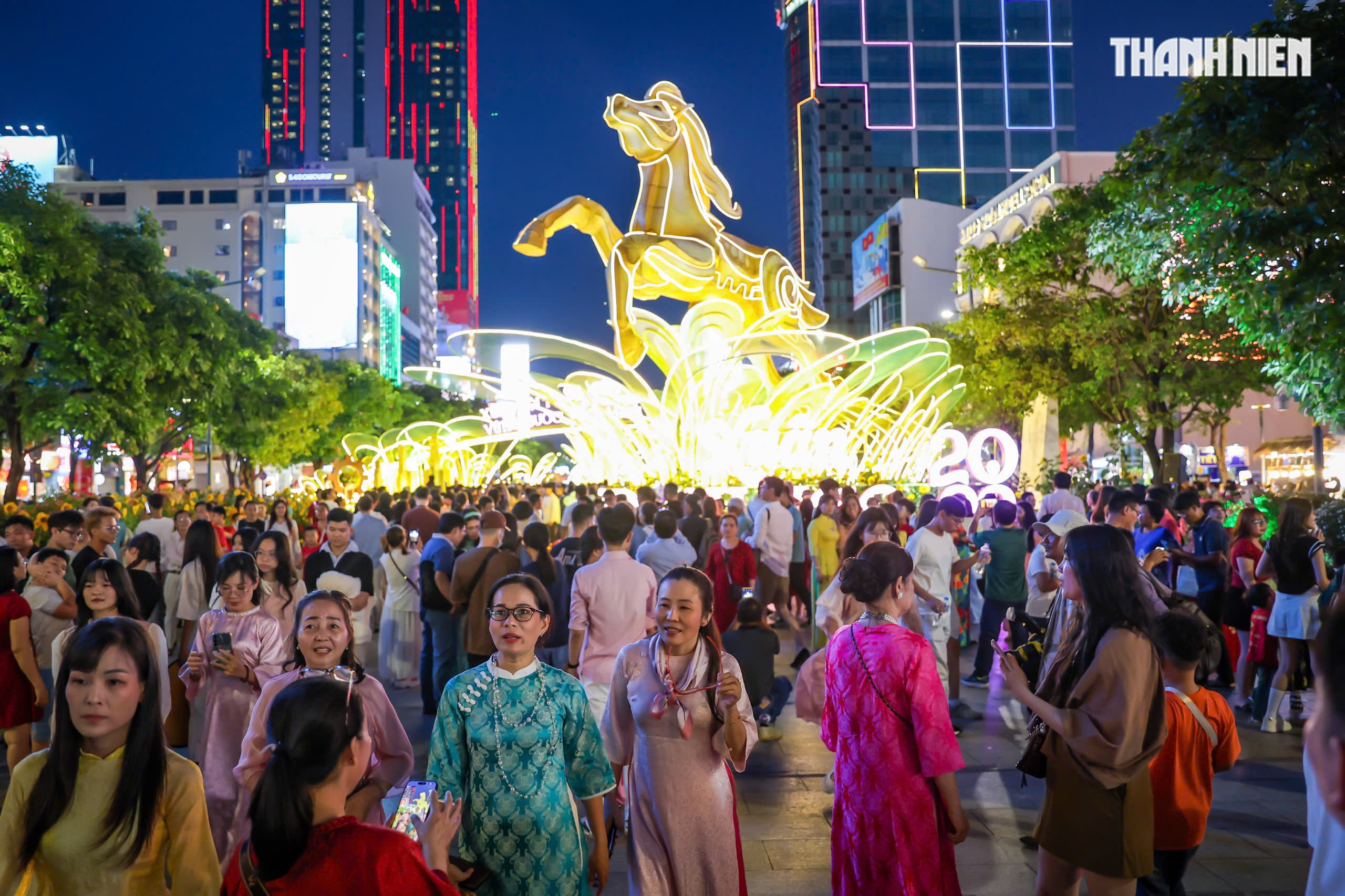 Giao thừa đ&ecirc;m 29 tết: Đ&ocirc;ng nghẹt người d&acirc;n TP.HCM, du kh&aacute;ch đến đường hoa Nguyễn Huệ - Ảnh 8.
