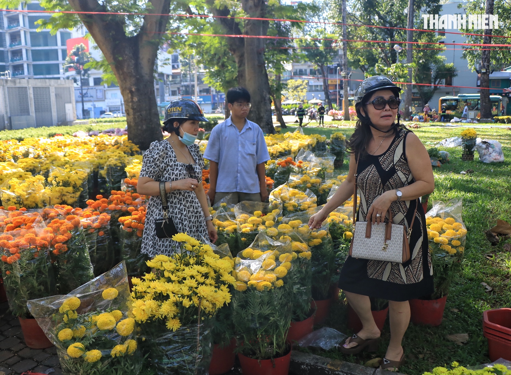 Chợ hoa tết ở TP.HCM sắp đ&oacute;ng cửa trước giao thừa: Người b&aacute;n xả h&agrave;ng giảm 50% - Ảnh 5.