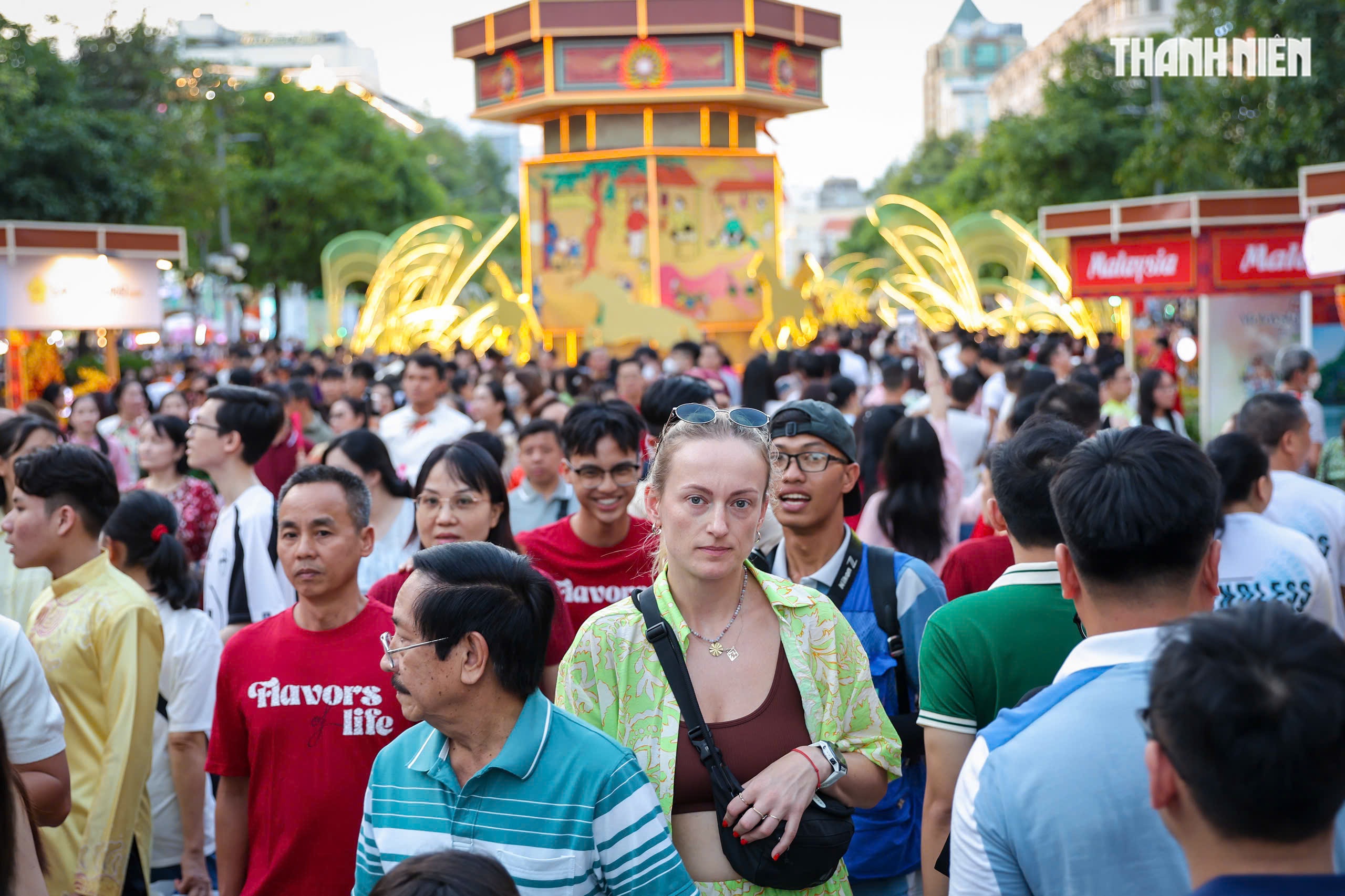 Khách Tây đón giao thừa ở trung tâm TP.HCM, chúc mừng năm mới người Việt - Ảnh 1.