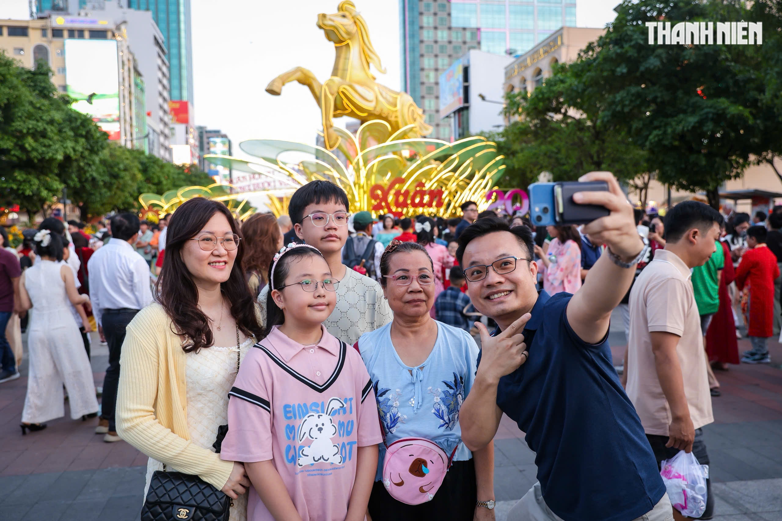 Giao thừa đ&ecirc;m 29 tết: Đ&ocirc;ng nghẹt người d&acirc;n TP.HCM, du kh&aacute;ch đến đường hoa Nguyễn Huệ - Ảnh 1.